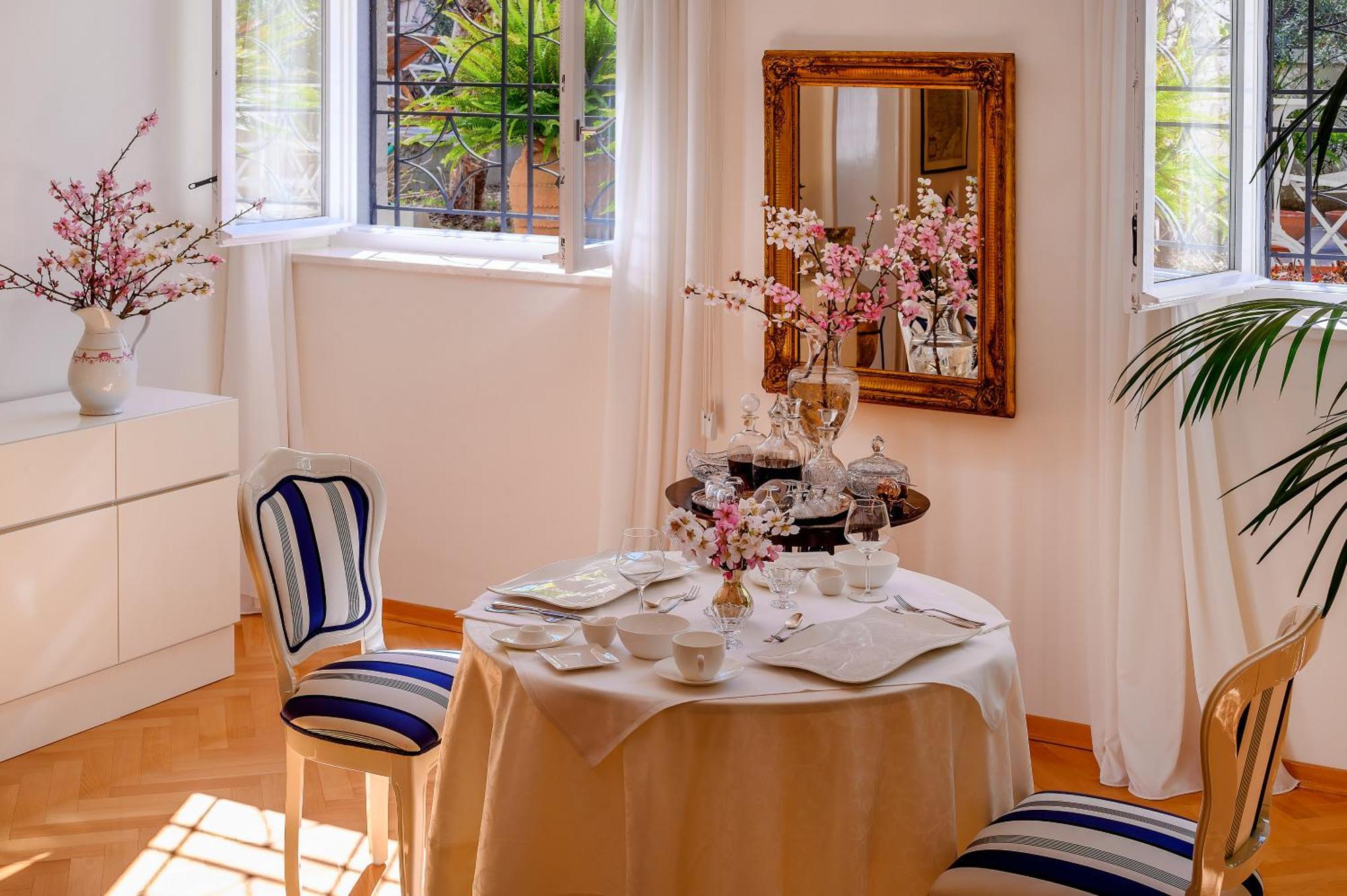 Palace Schoen Milesi - Esense Of Prestige - Private Pool - Free Parking - Old Money Style Luxury - Walking Distance To The Old Town, The And Amenities - Buralux Split