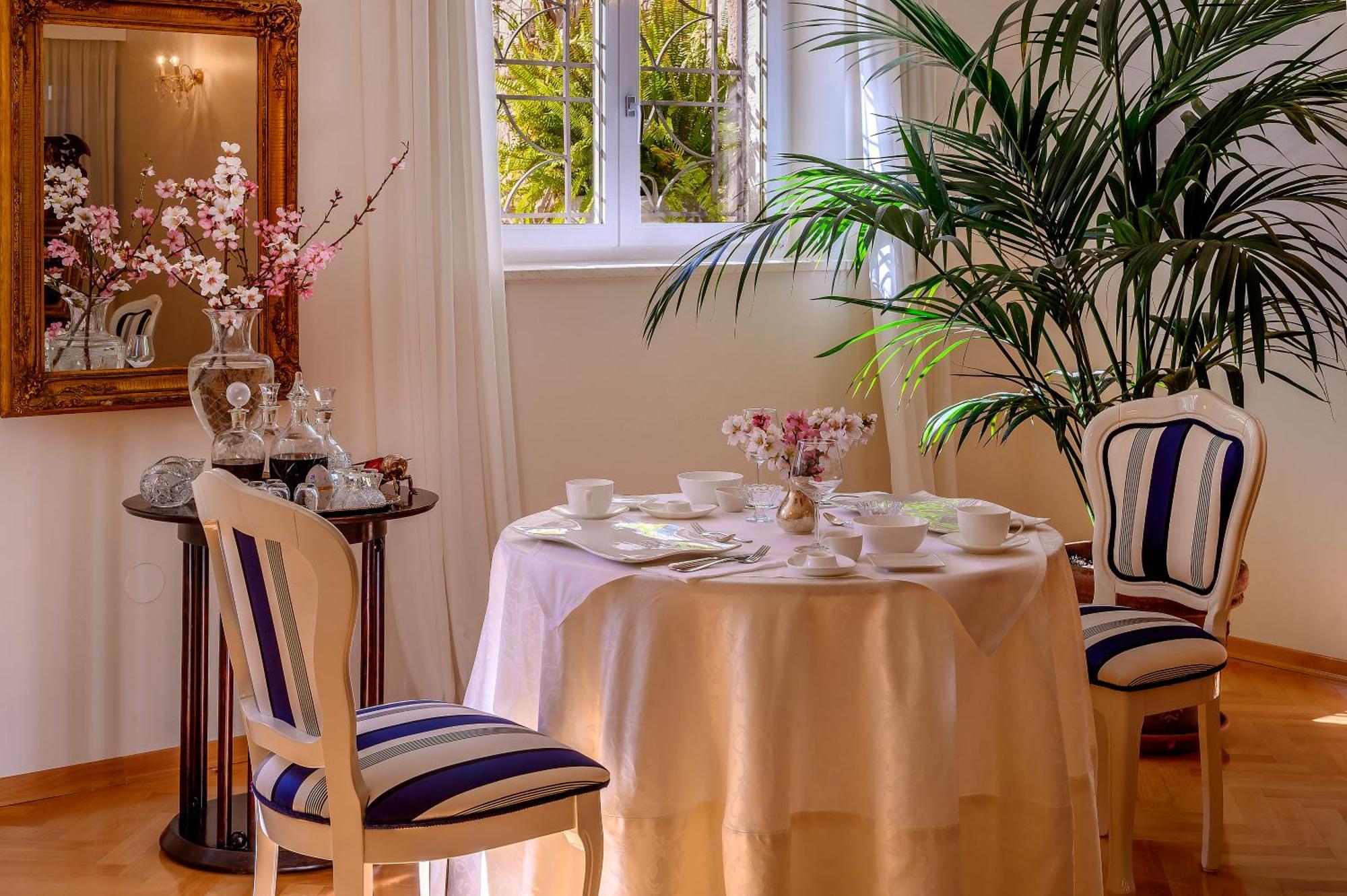 Palace Schoen Milesi - Esense Of Prestige - Private Pool - Free Parking - Old Money Style Luxury - Walking Distance To The Old Town, The And Amenities - Buralux 4*