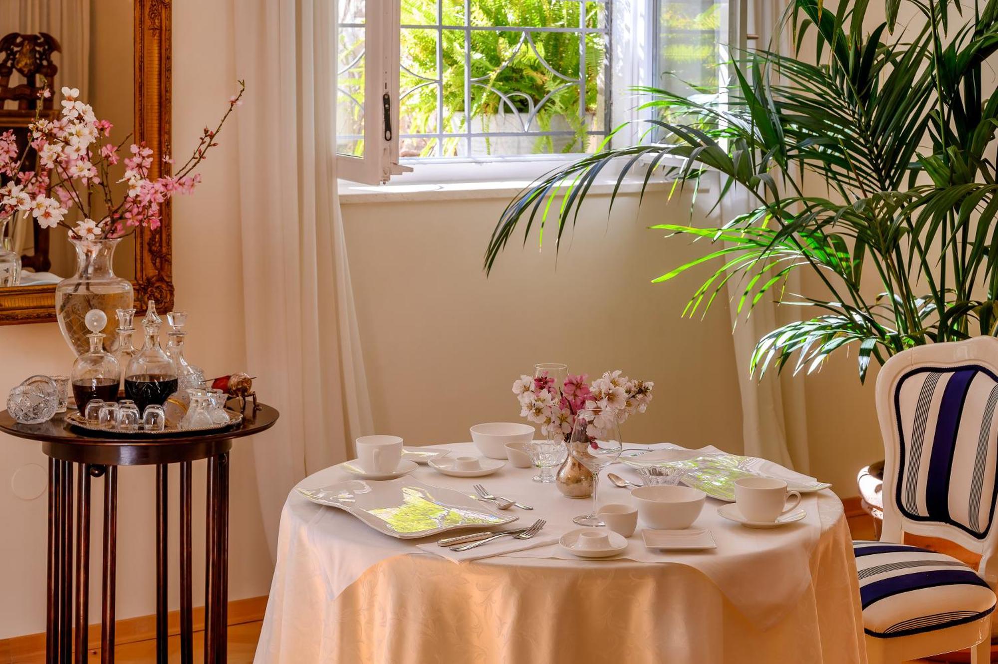 Palace Schoen Milesi - Esense Of Prestige - Private Pool - Free Parking - Old Money Style Luxury - Walking Distance To The Old Town, The And Amenities - Buralux 4* Split