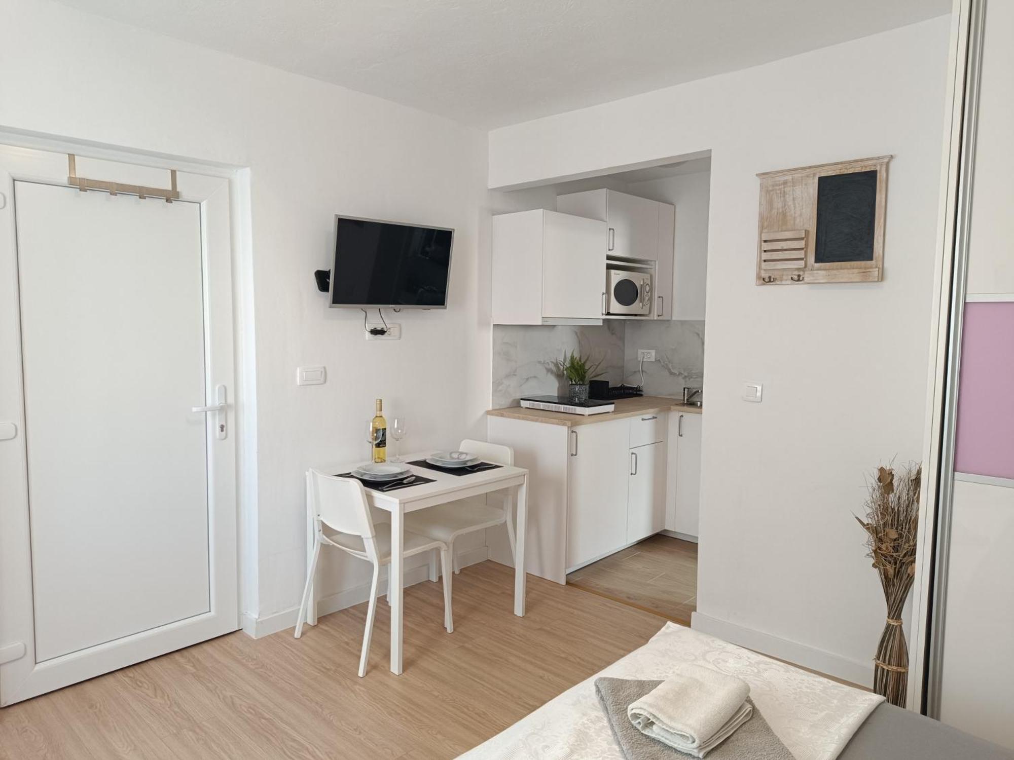 Apartment 3e *