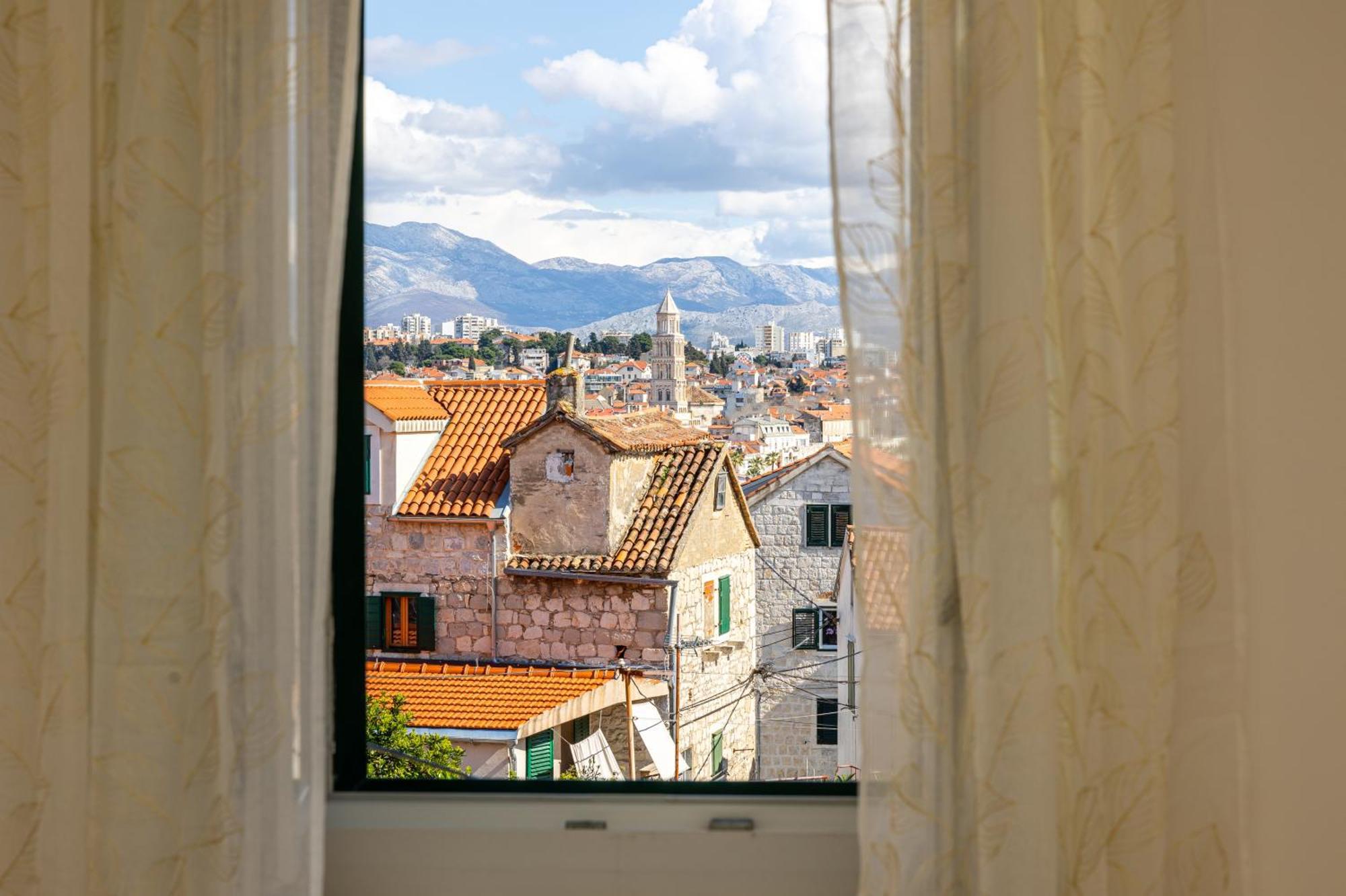 Romantic View * Split