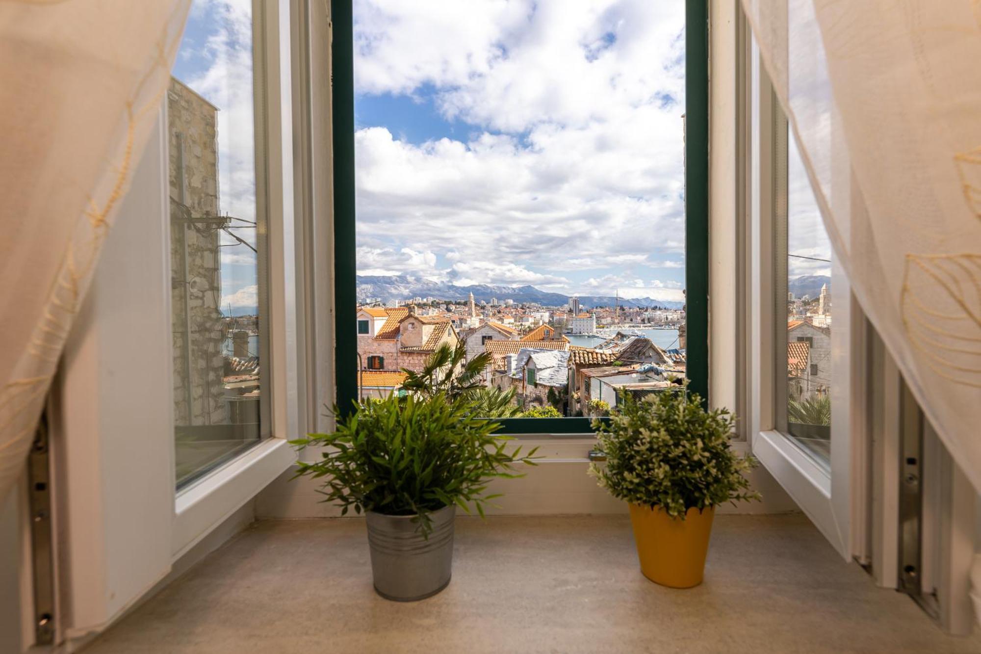 Romantic View Split