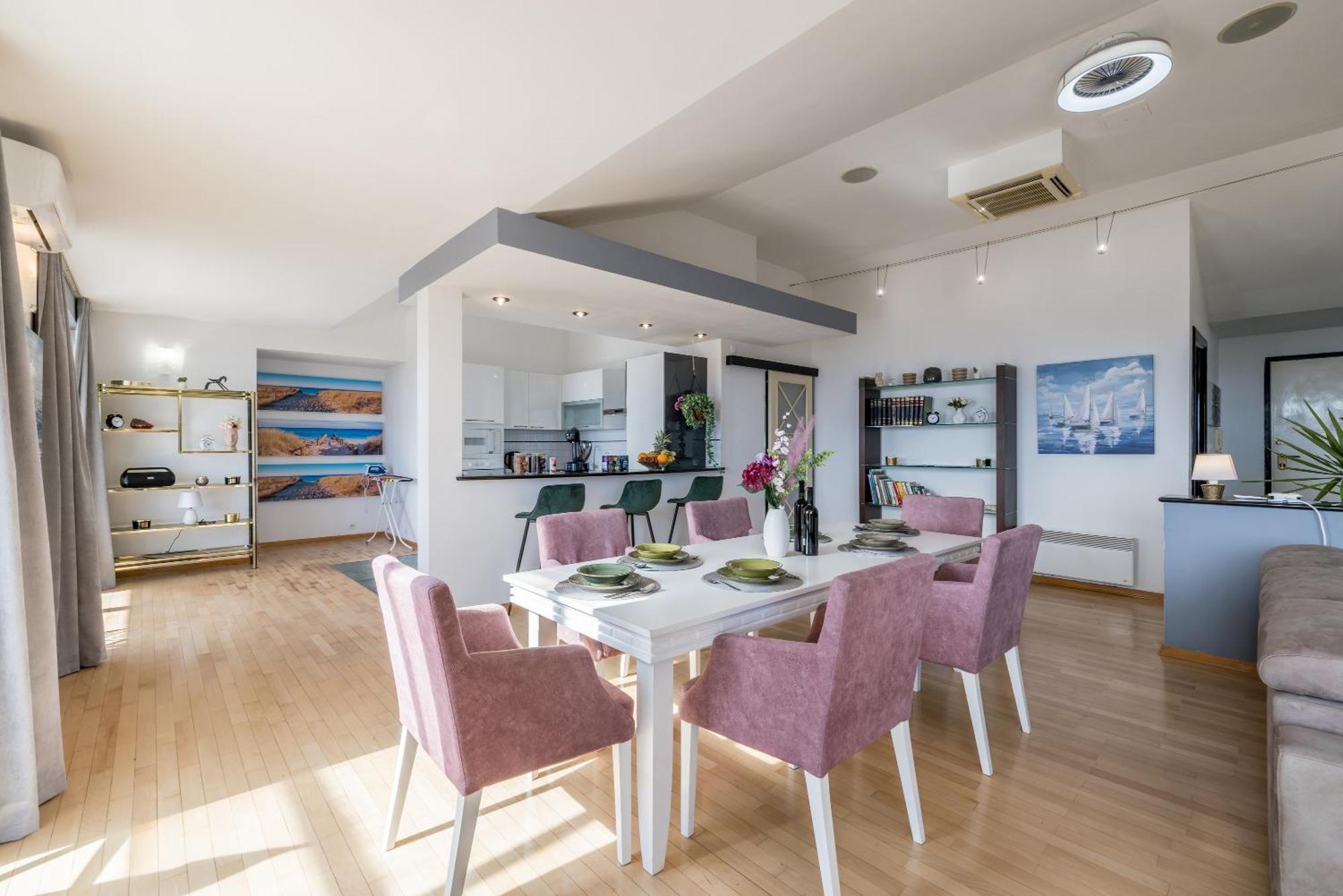Urban Utopia Penthouse With Private Parking *
