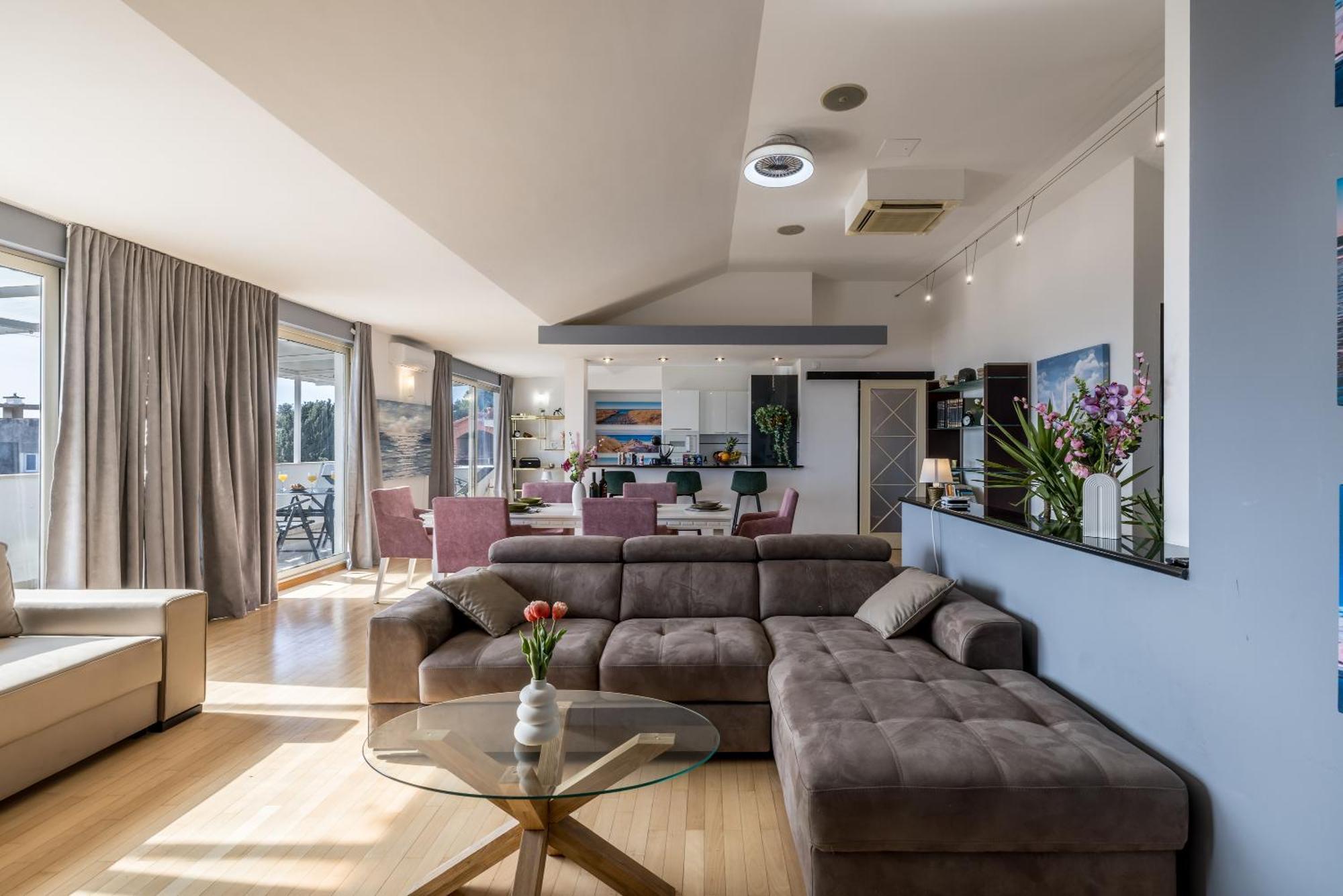 Urban Utopia Penthouse With Private Parking Apartment