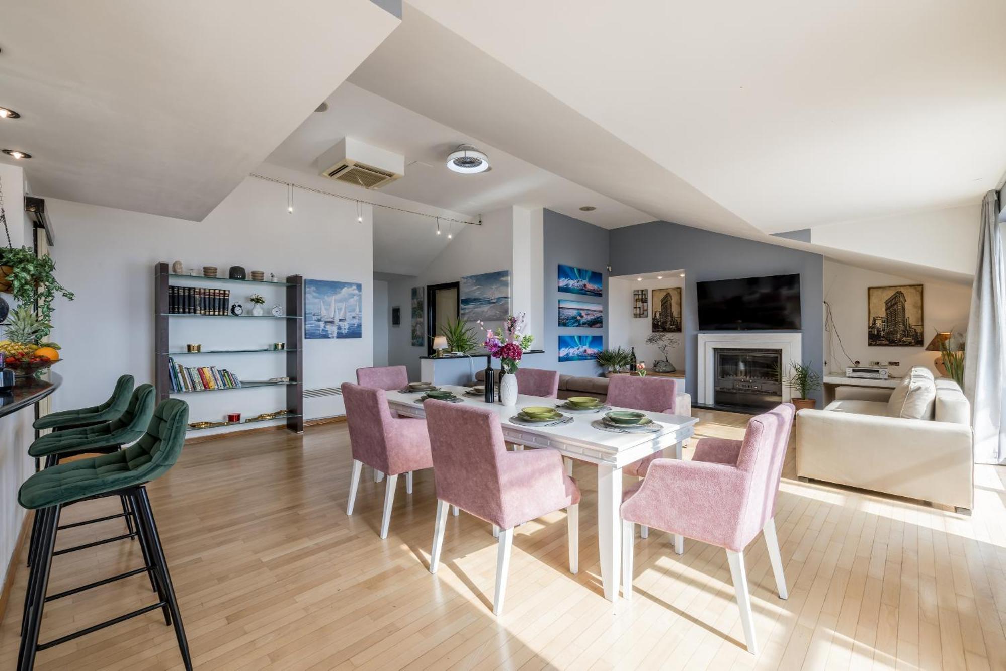 Urban Utopia Penthouse With Private Parking Split