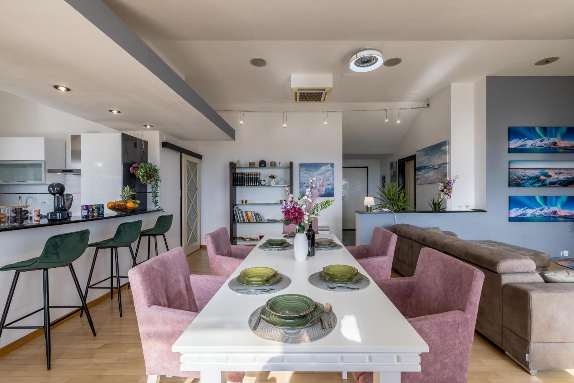 Urban Utopia Penthouse With Private Parking *