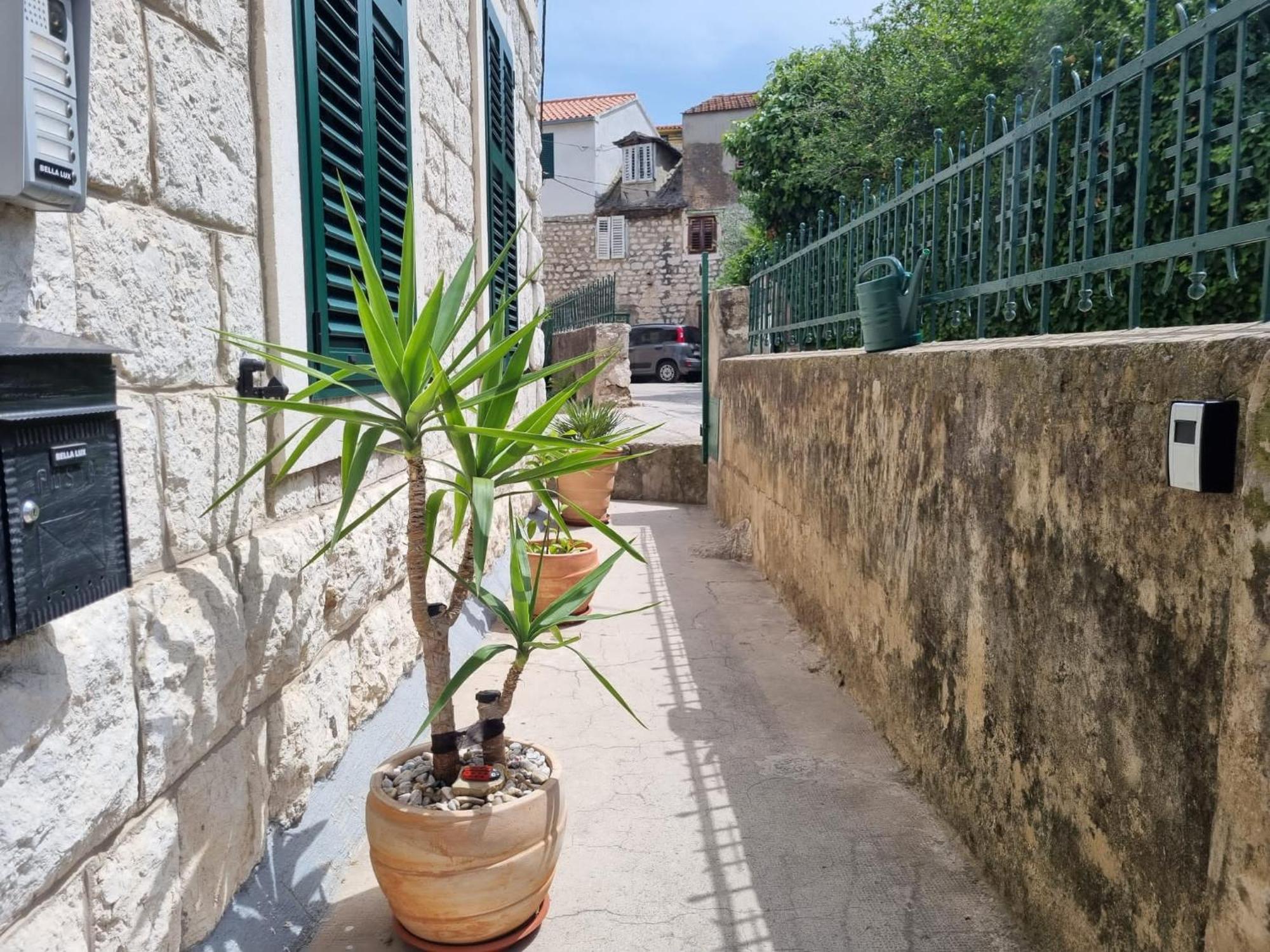 Luxurious Bella Lux In Center With Free Parking Included! * Split