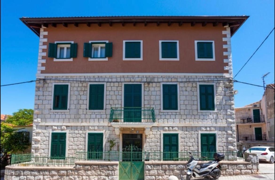Luxurious Bella Lux In Center With Free Parking Included! Split