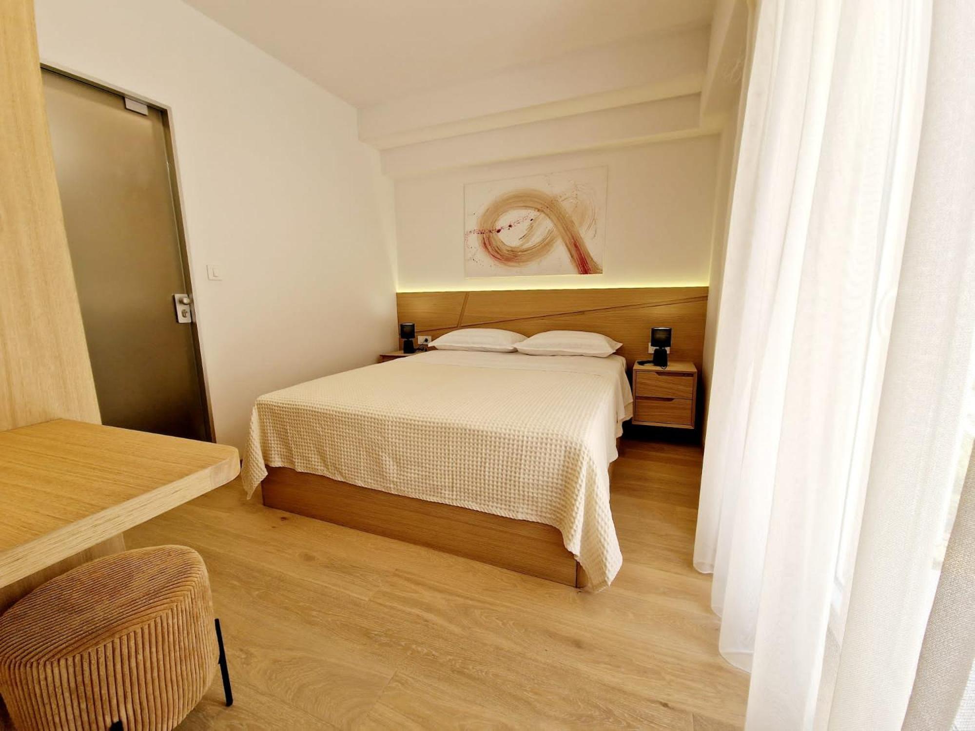 Elodie Apartment Split