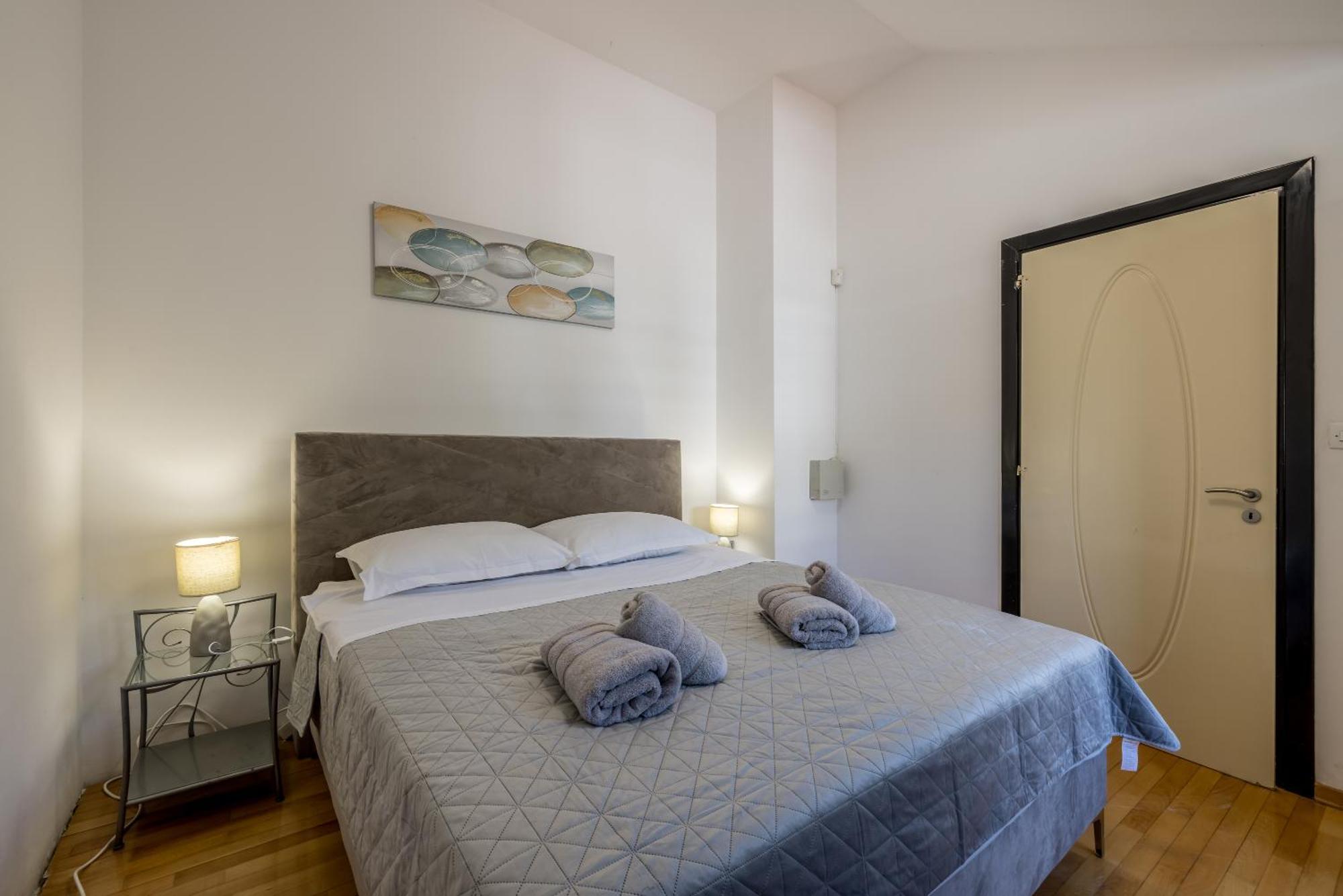 Urban Utopia Penthouse With Private Parking Split
