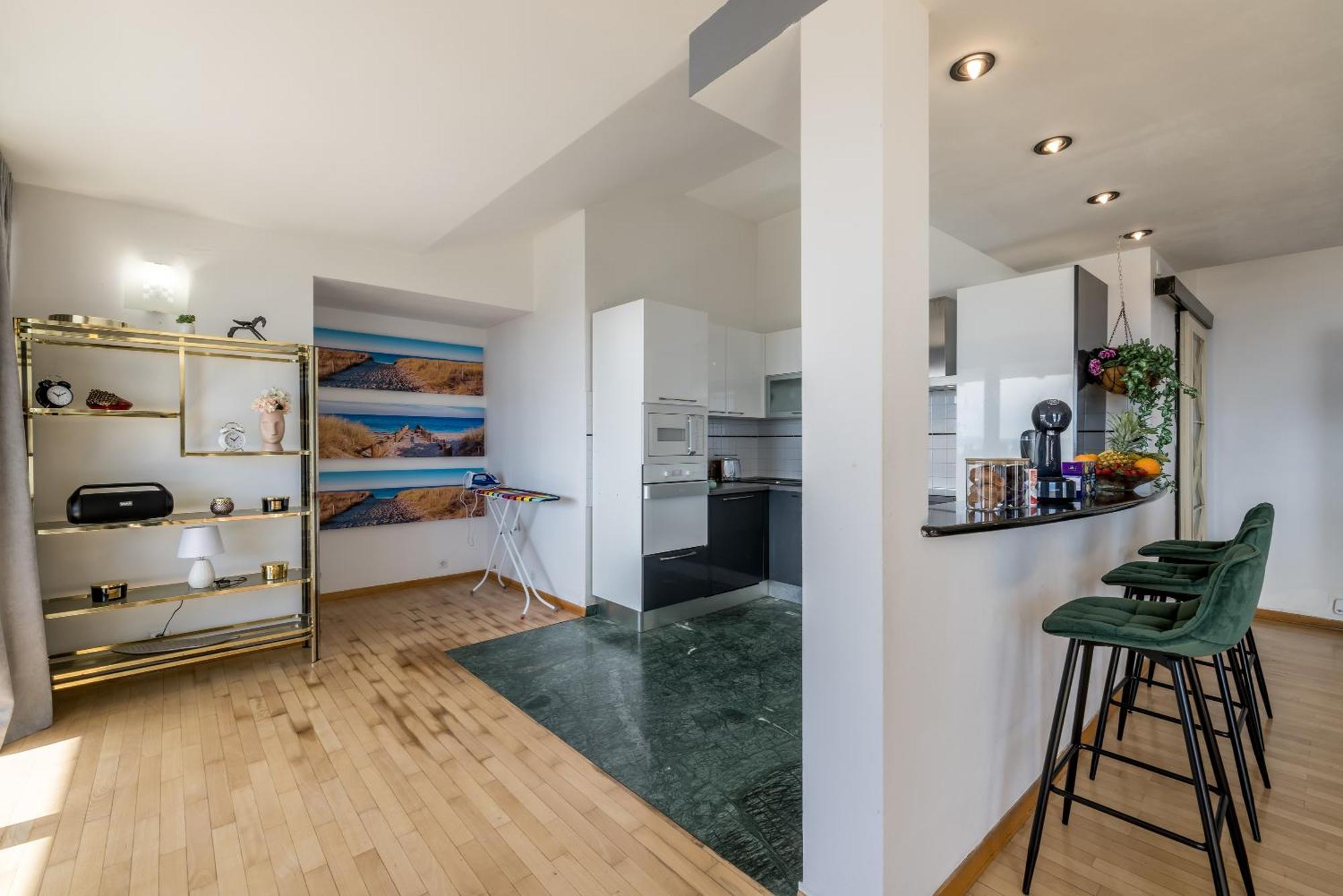 Urban Utopia Penthouse With Private Parking *