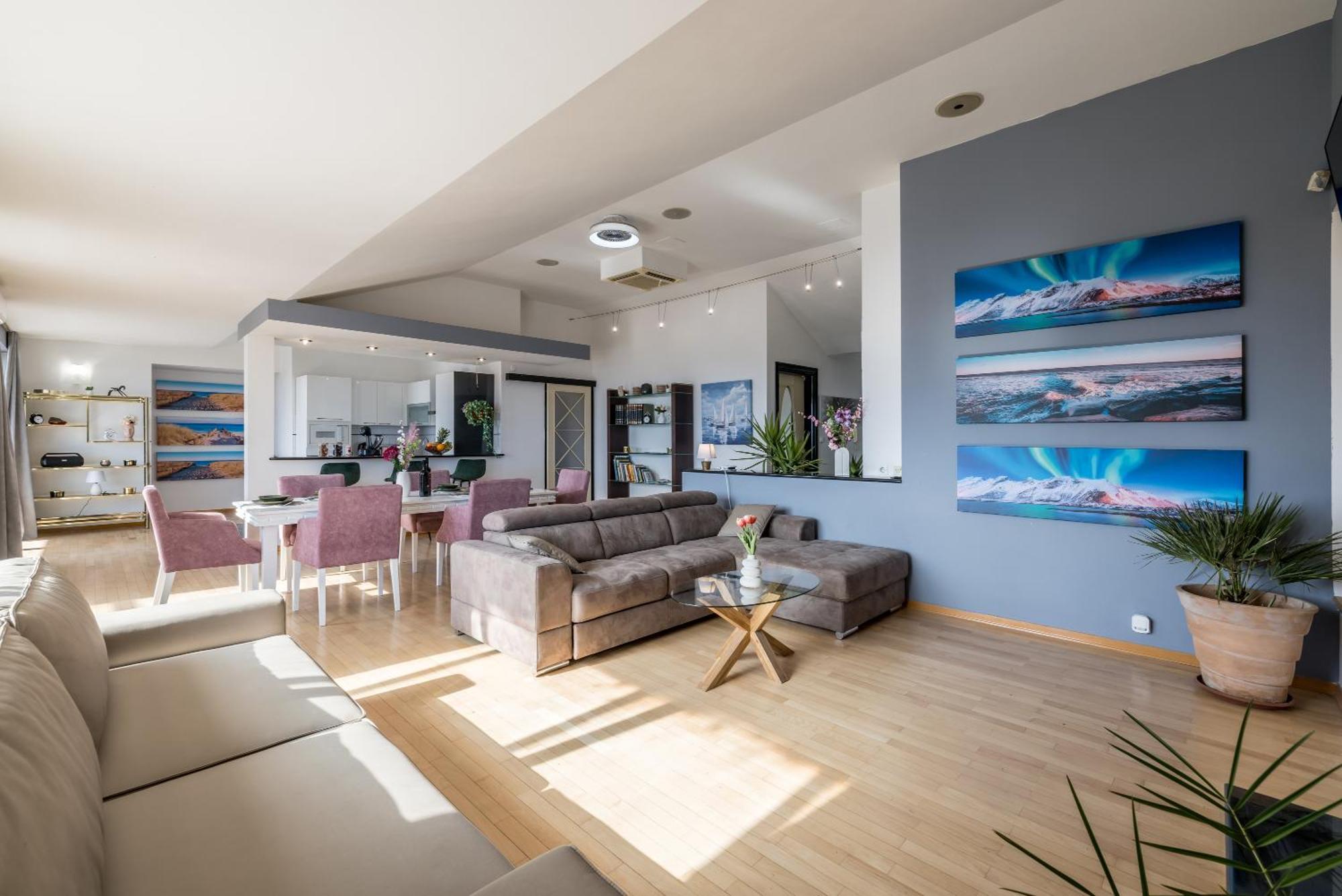 Urban Utopia Penthouse With Private Parking Split