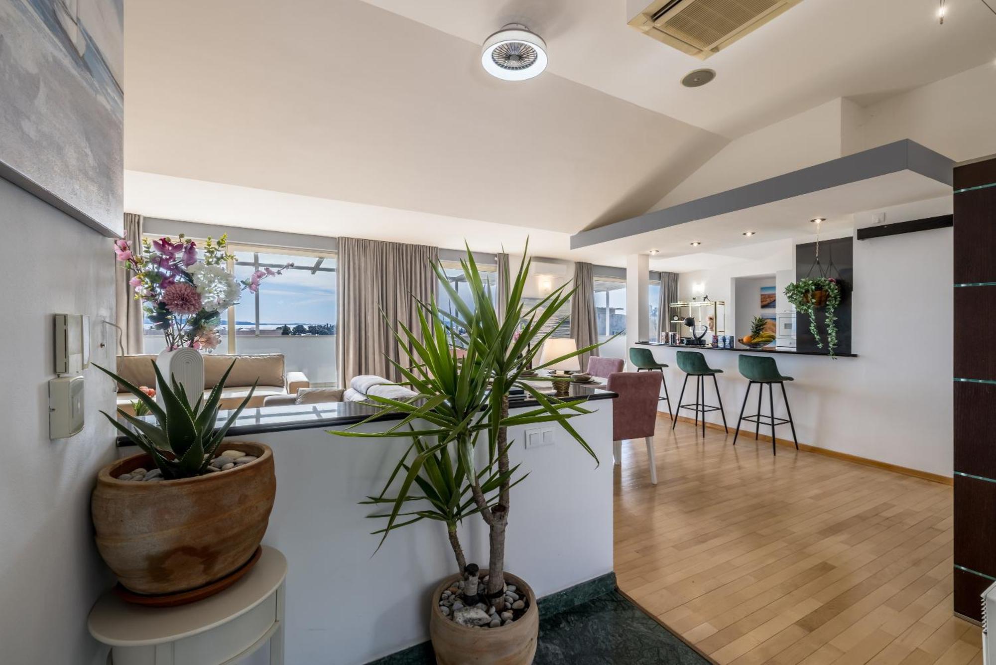 Urban Utopia Penthouse With Private Parking *