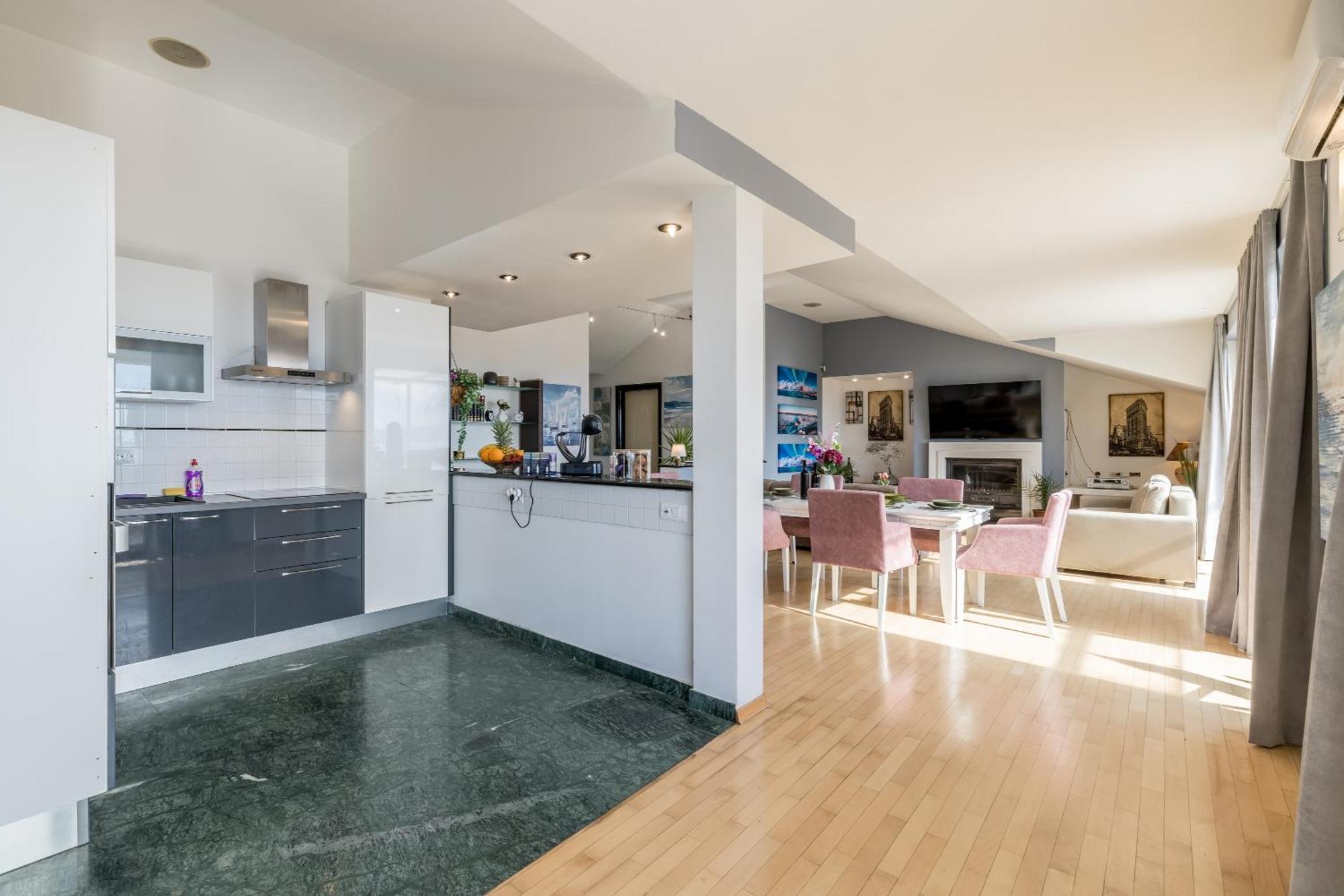 Apartment Urban Utopia Penthouse With Private Parking *
