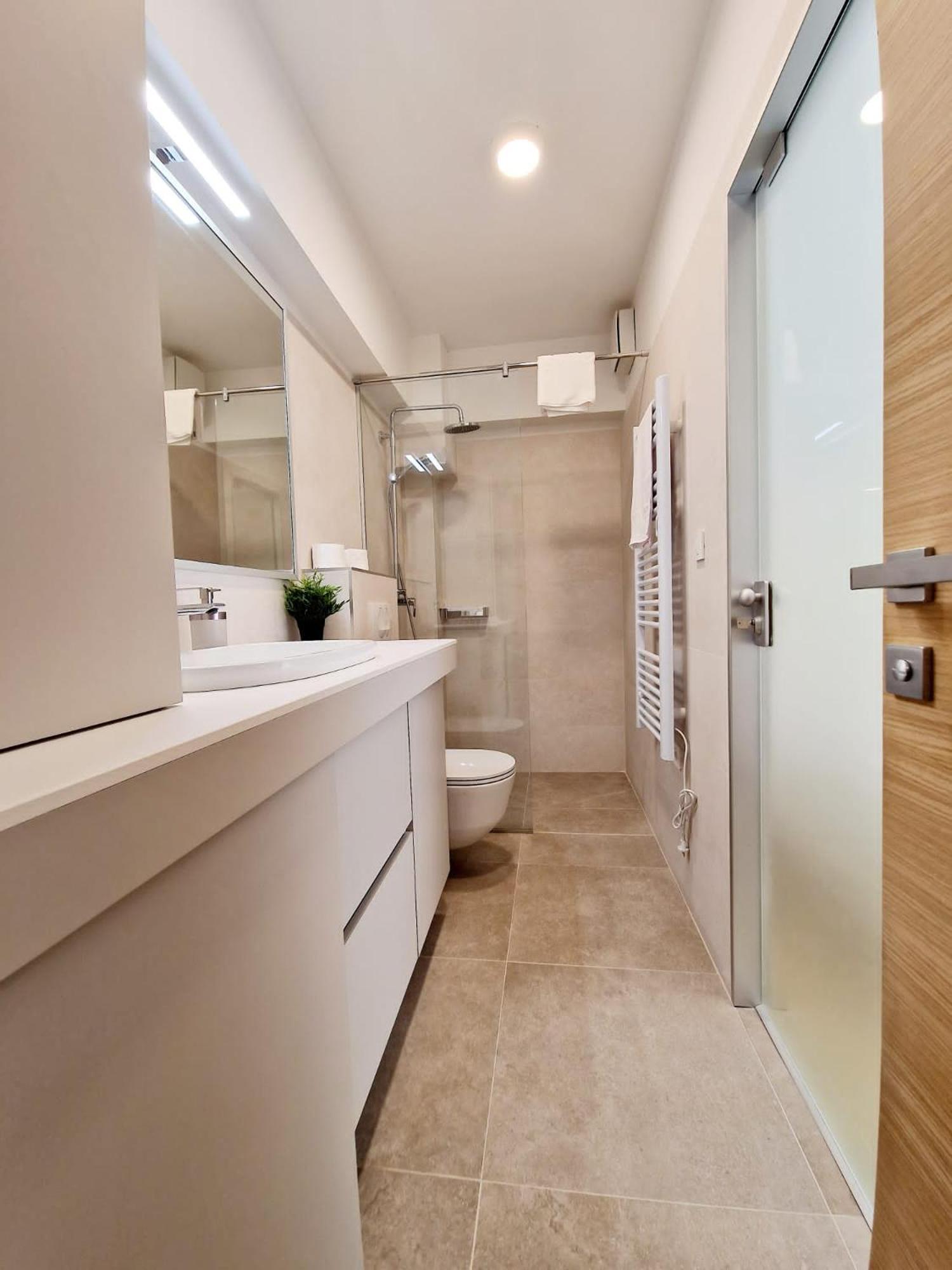 Elodie Apartment Split