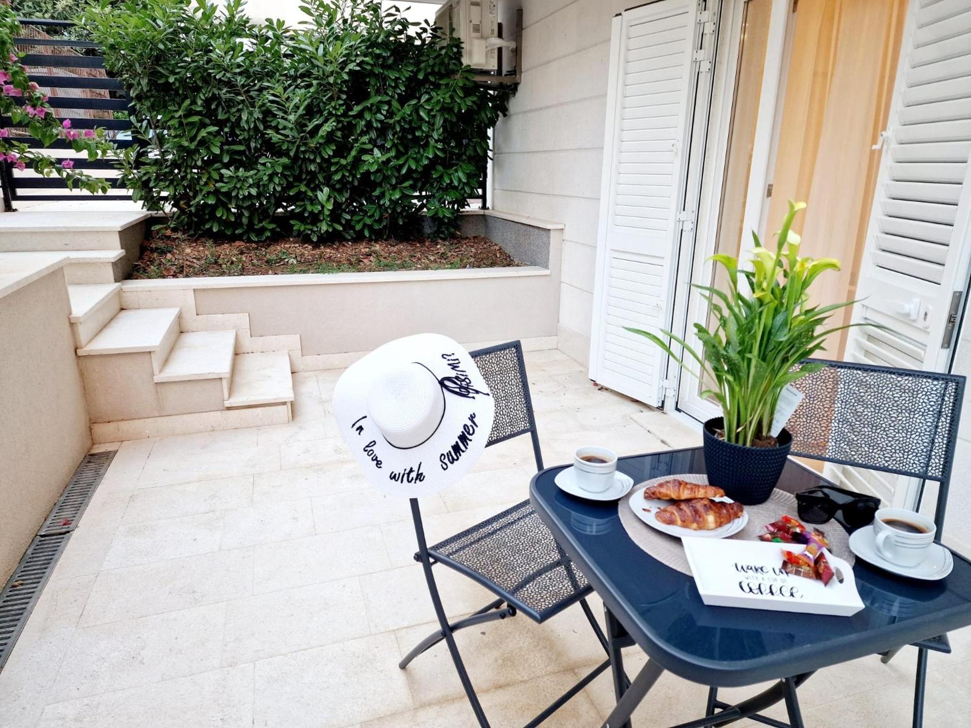 Elodie Apartment Split