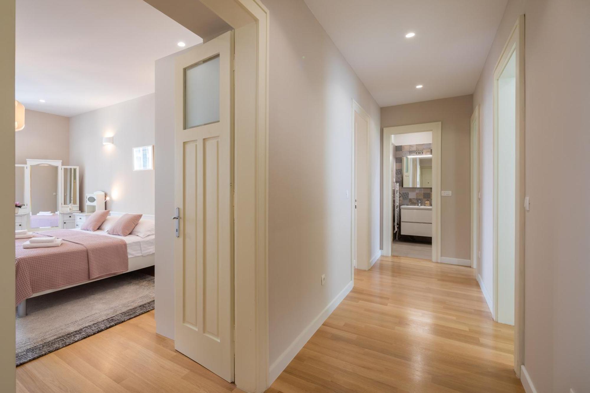 Apartment Deluxe *