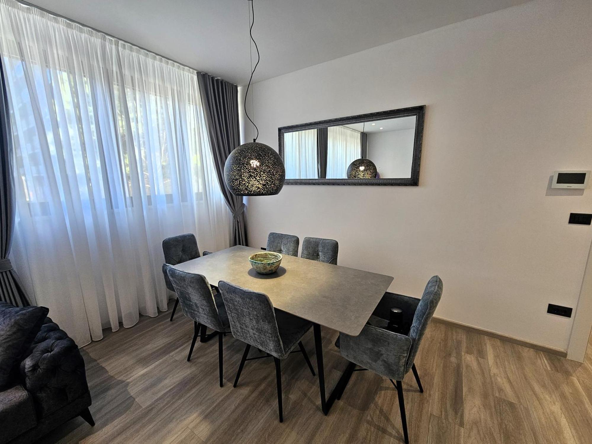 Apartman At 8 *