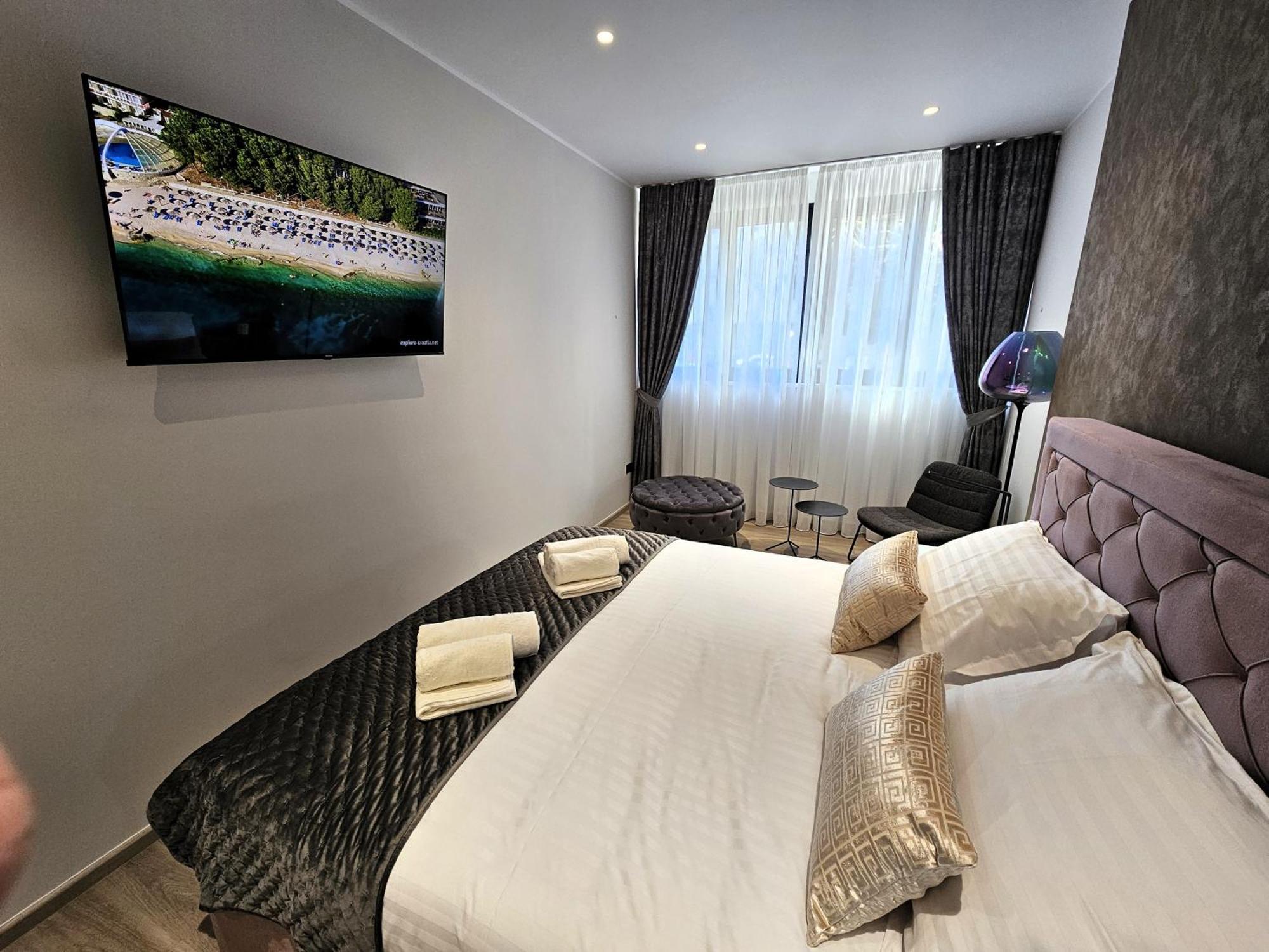 At 8 Apartman