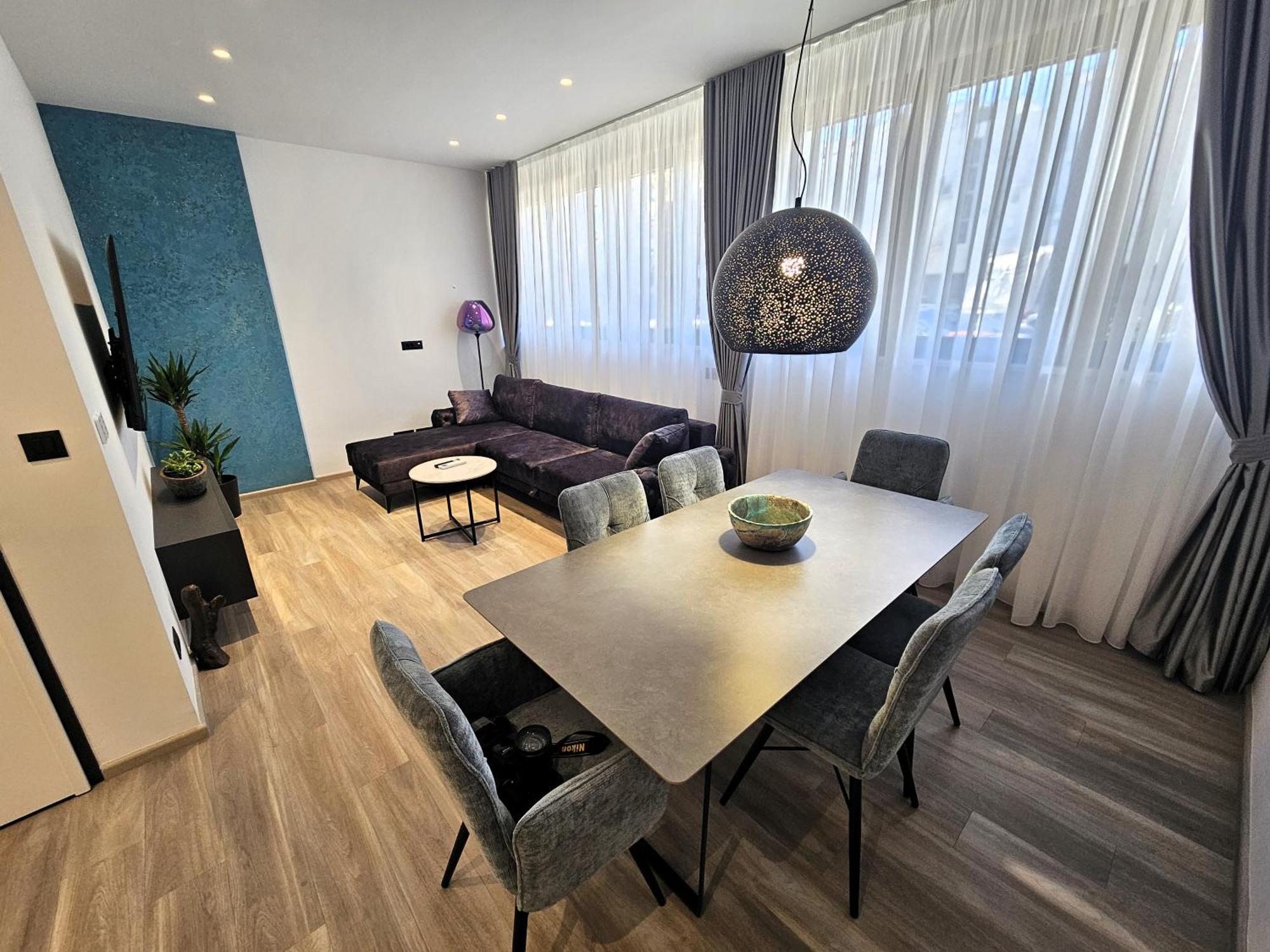 At 8 Apartman