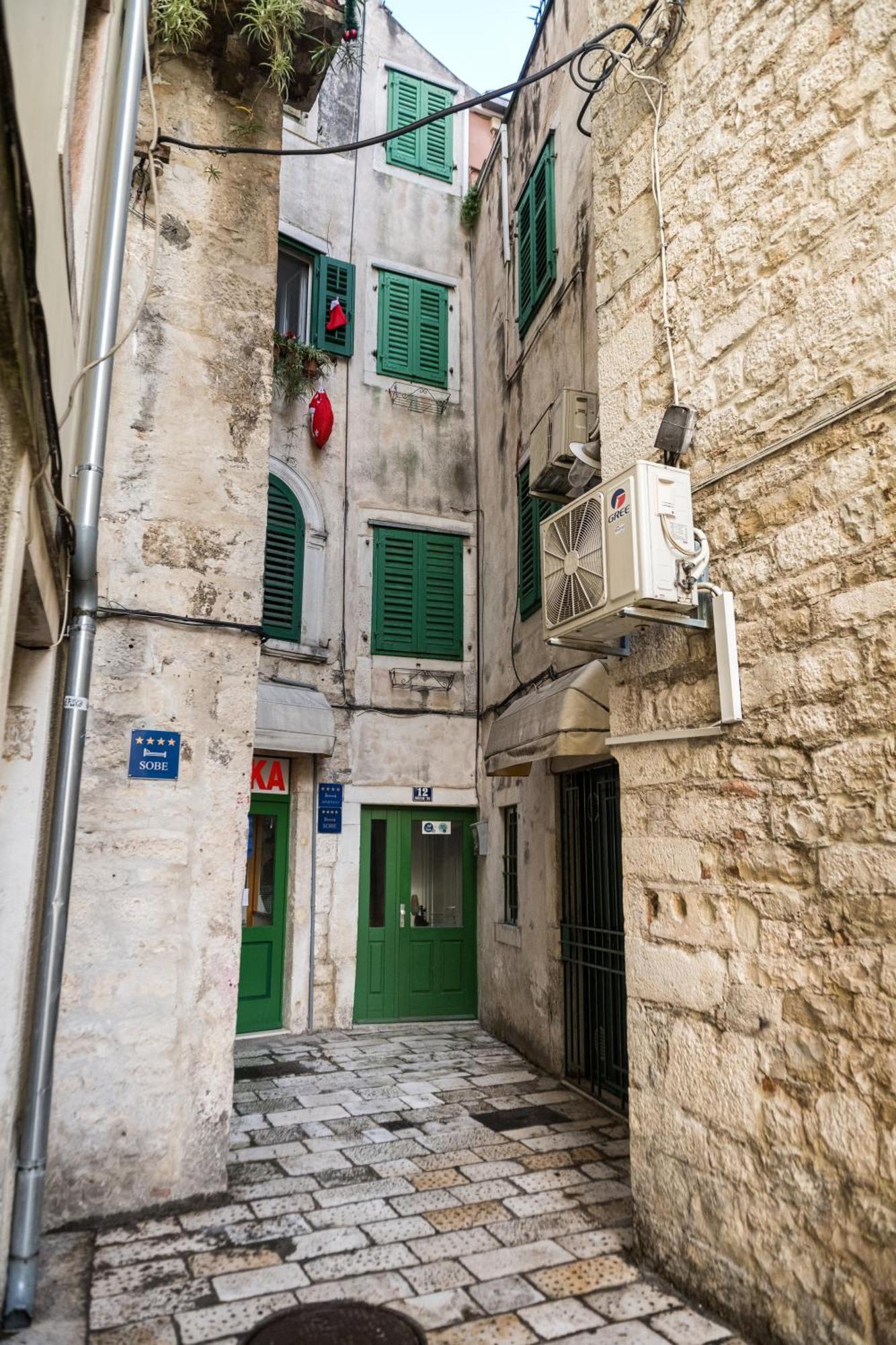 Apartment Centre Split