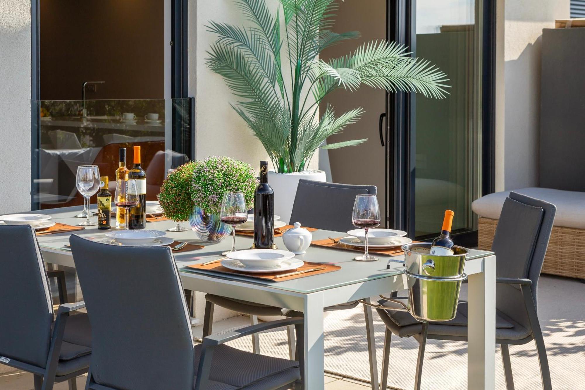 Apartment New Luxury With Private Heated Pool And Amazing Garden With Seaview