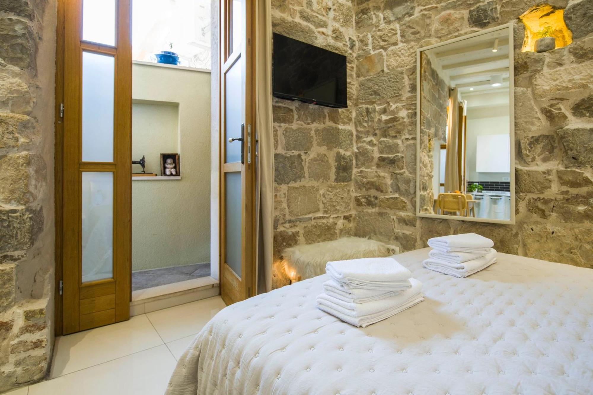 Hidden Luxury 2br With Terrace Apartment *