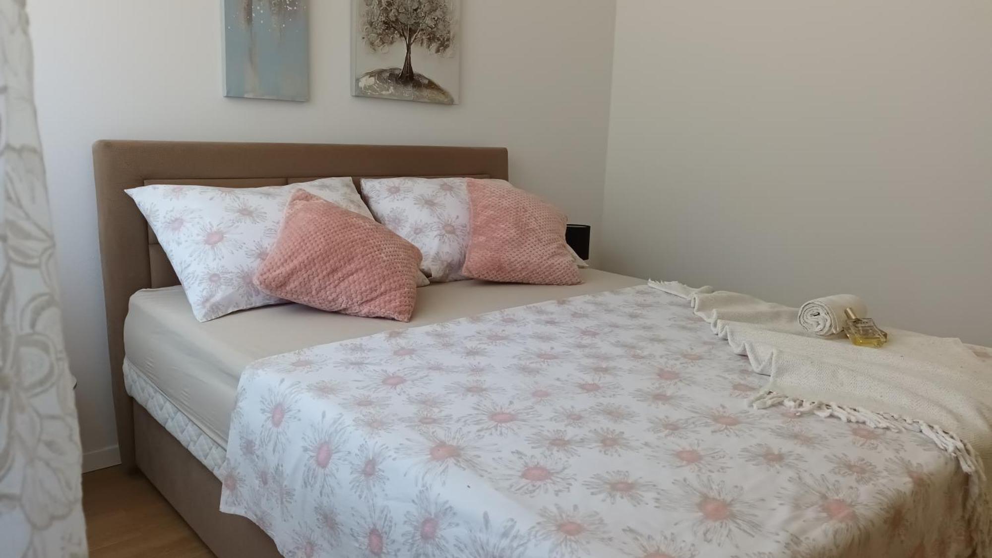 Leona Apartment-perfect For Four Apartment Split