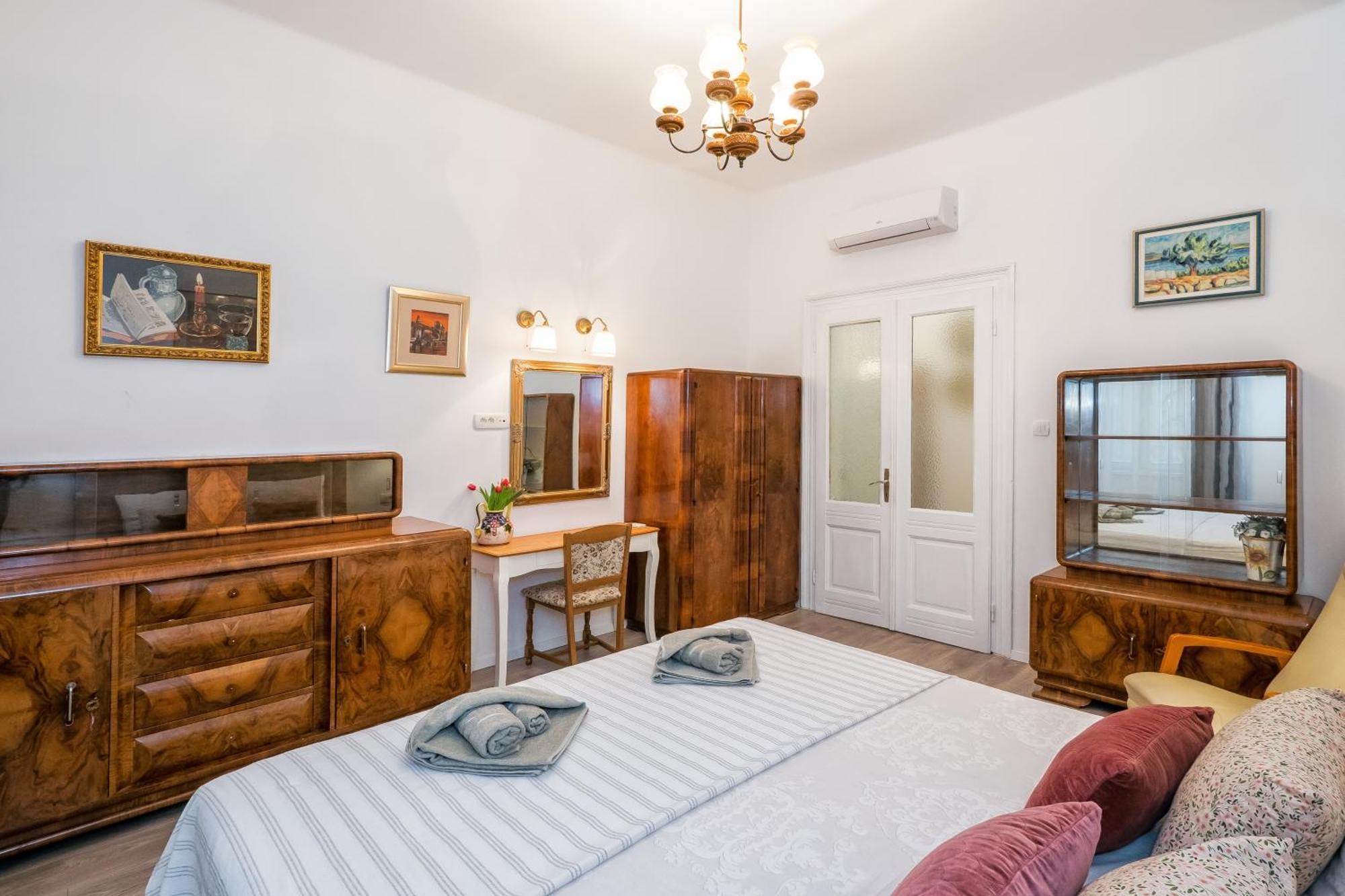 Center Secession Charm Near National Theatre * Split
