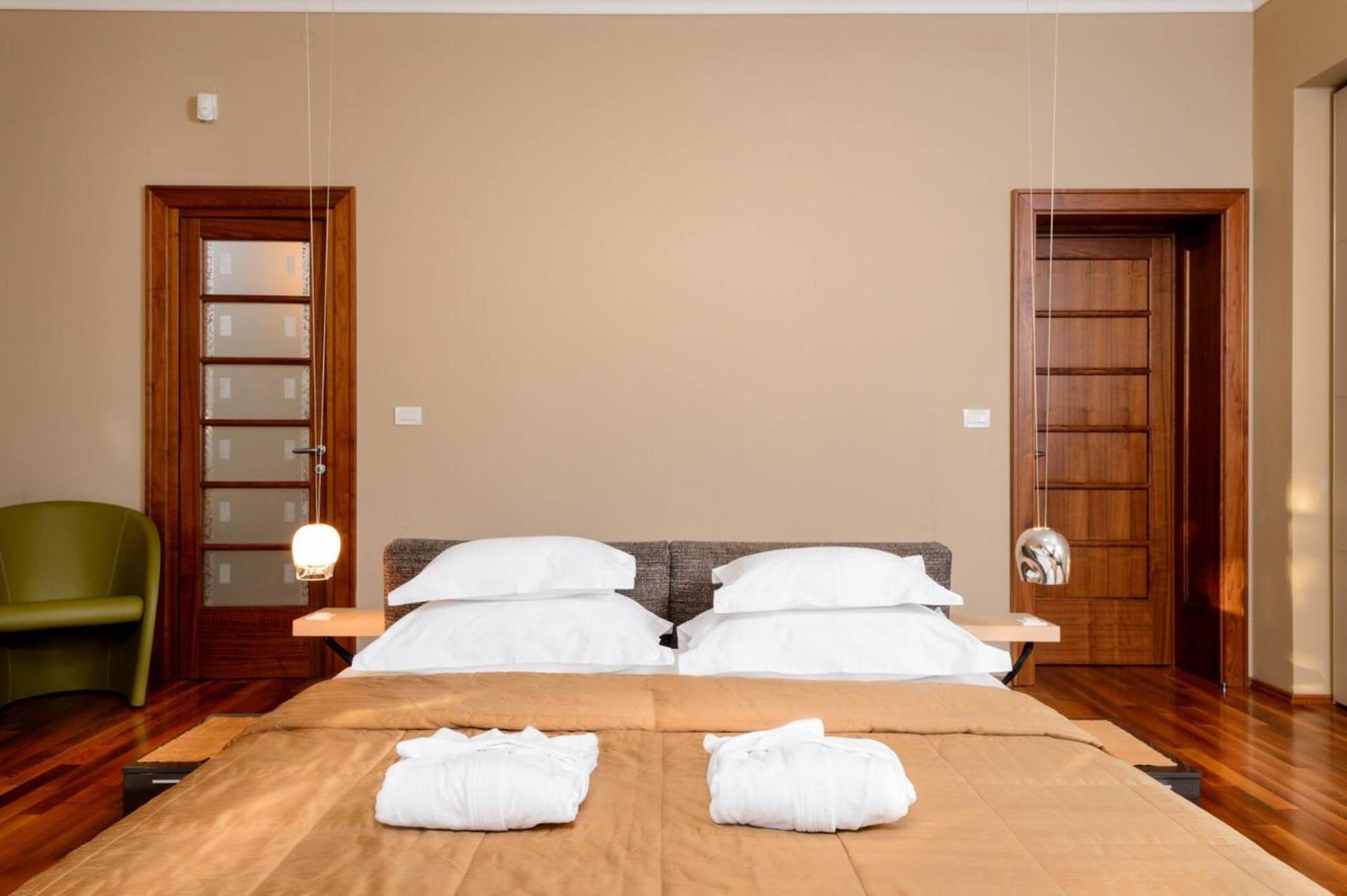 Meje Heated Pool, Jacuzzi, Sauna Villa *