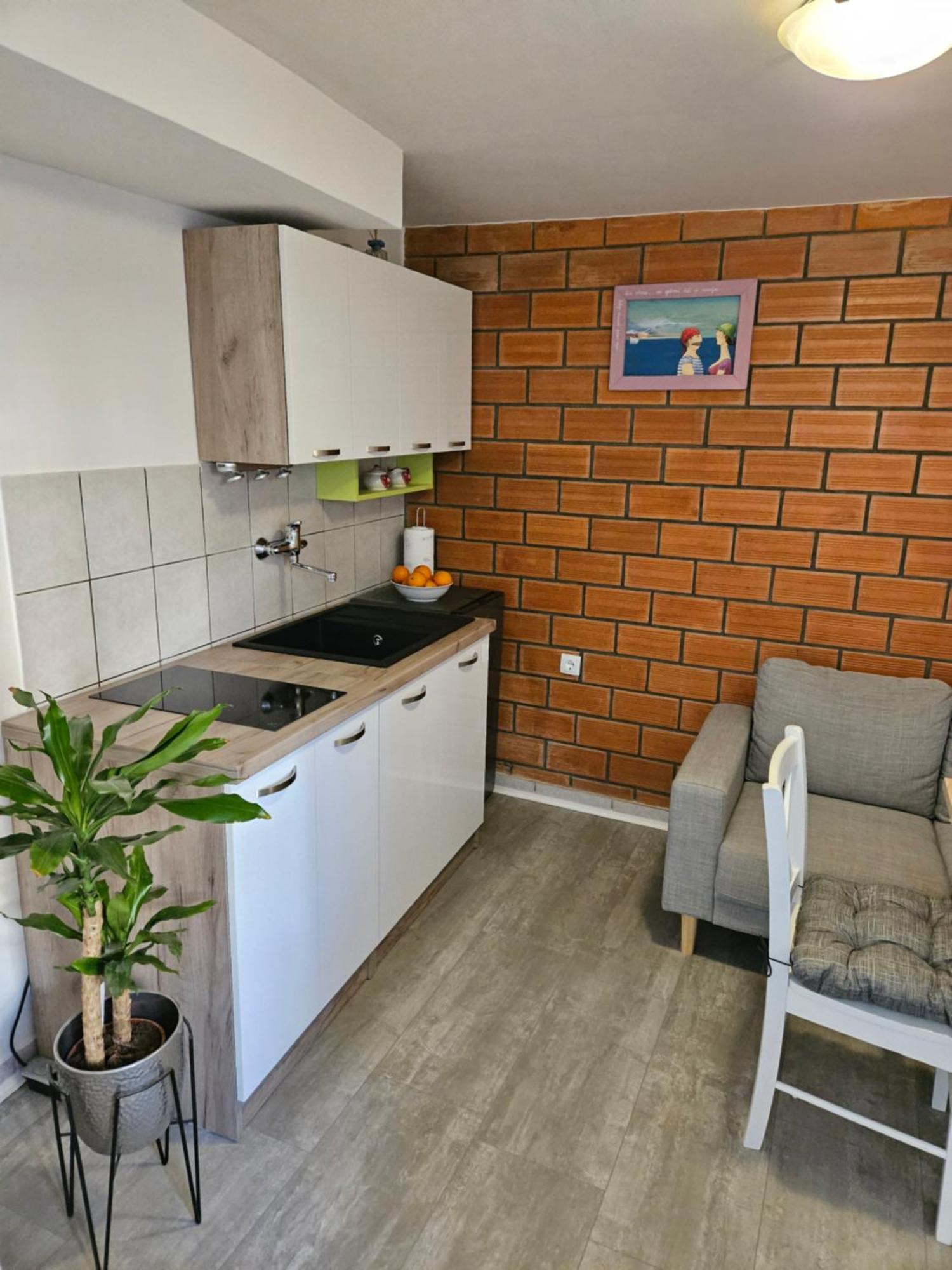 Gago Apartment Split
