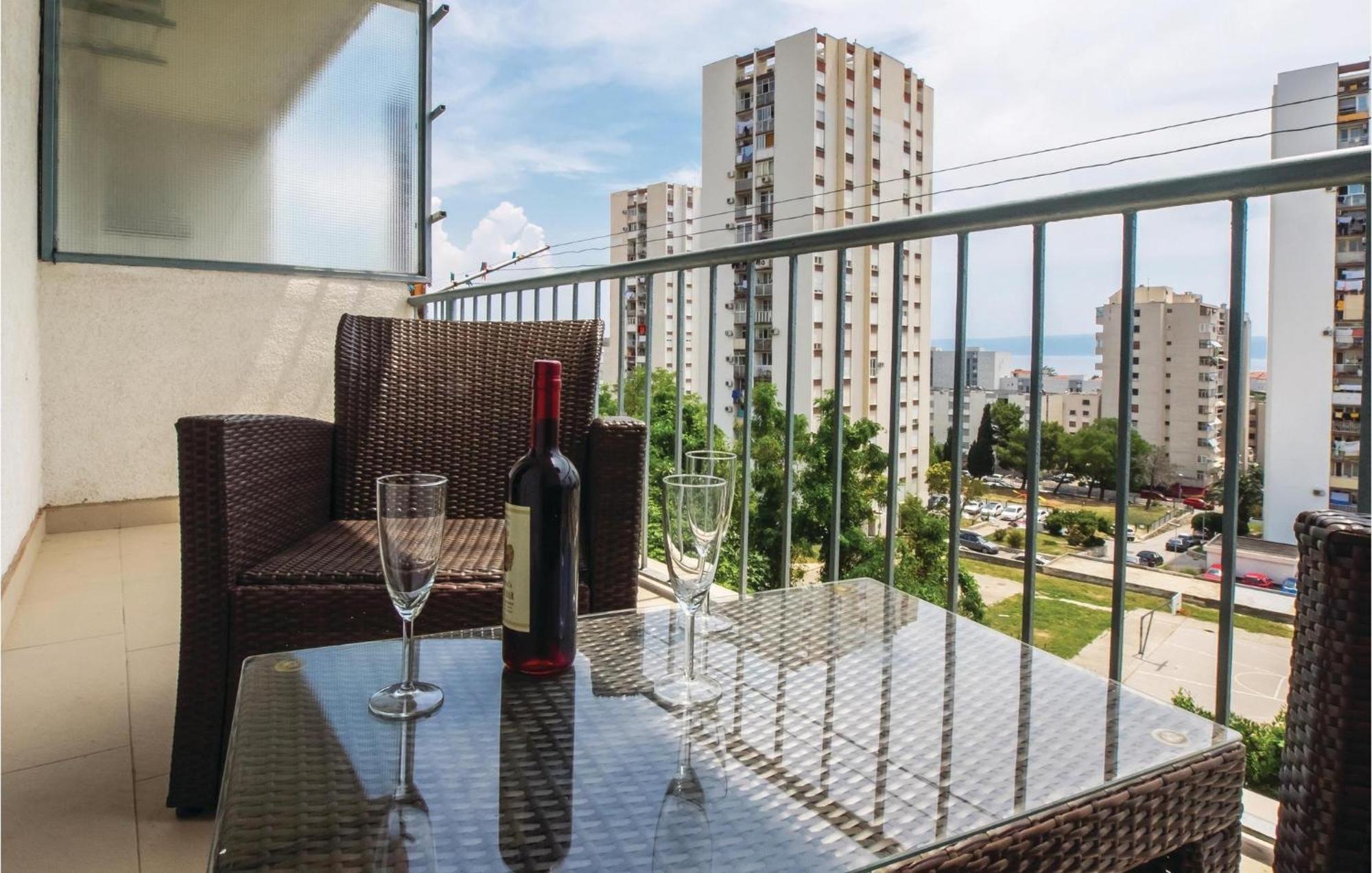 Apartman In With Kitchen