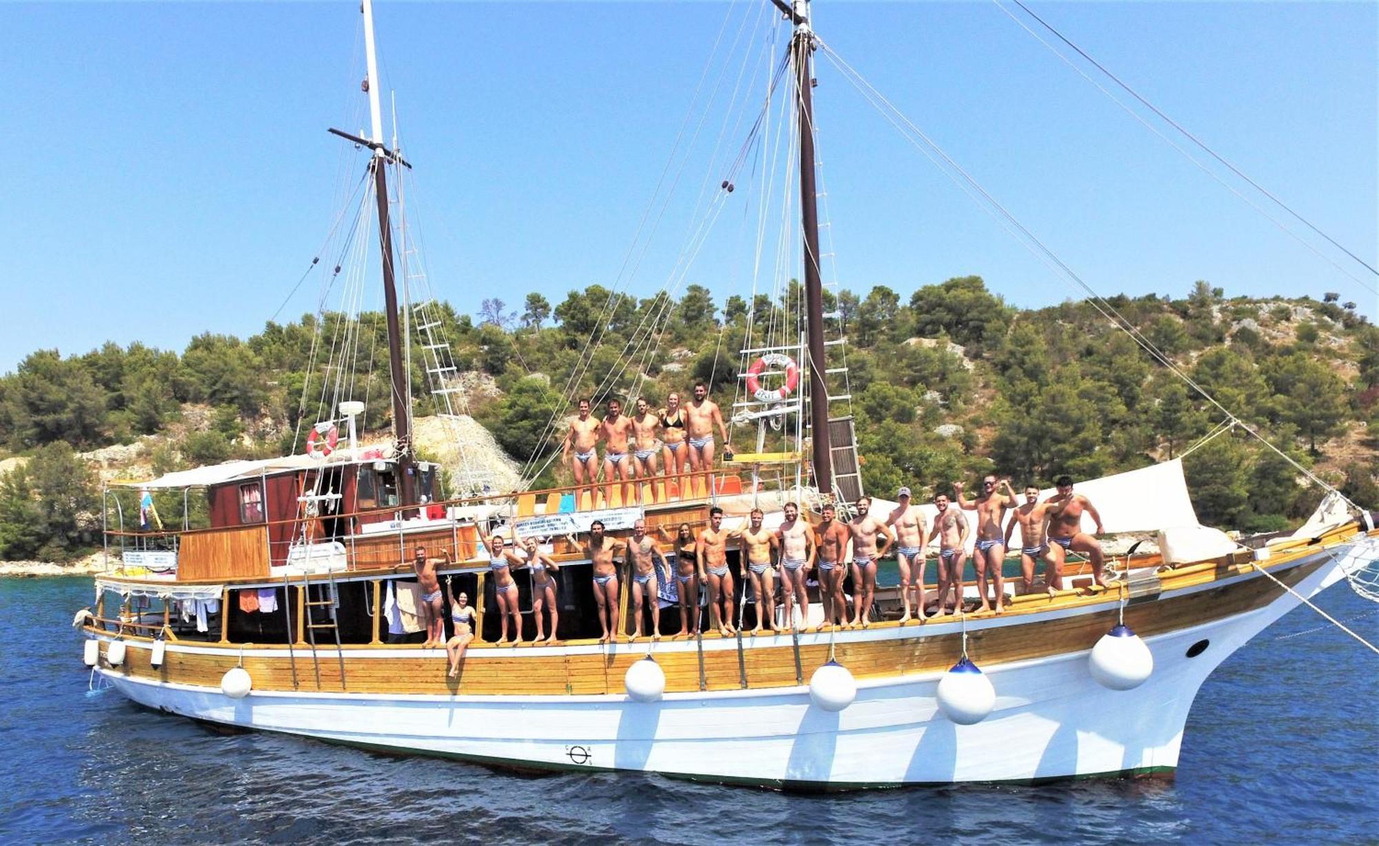 Botel Rhythm Floating Accom - *