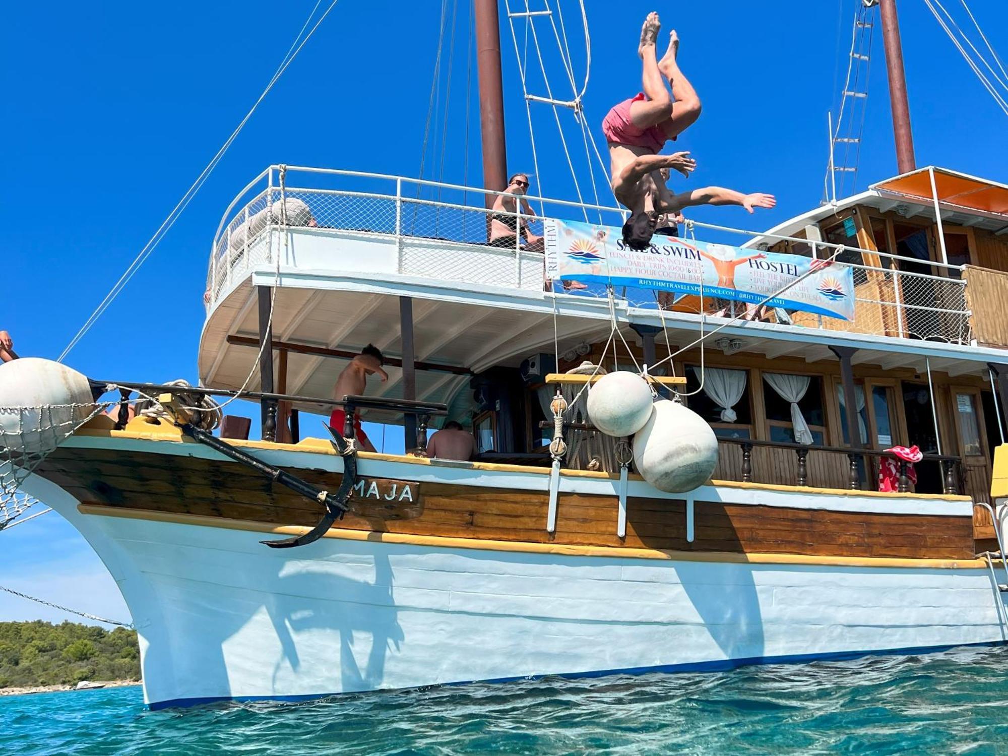 Botel Rhythm Floating Accom - Split
