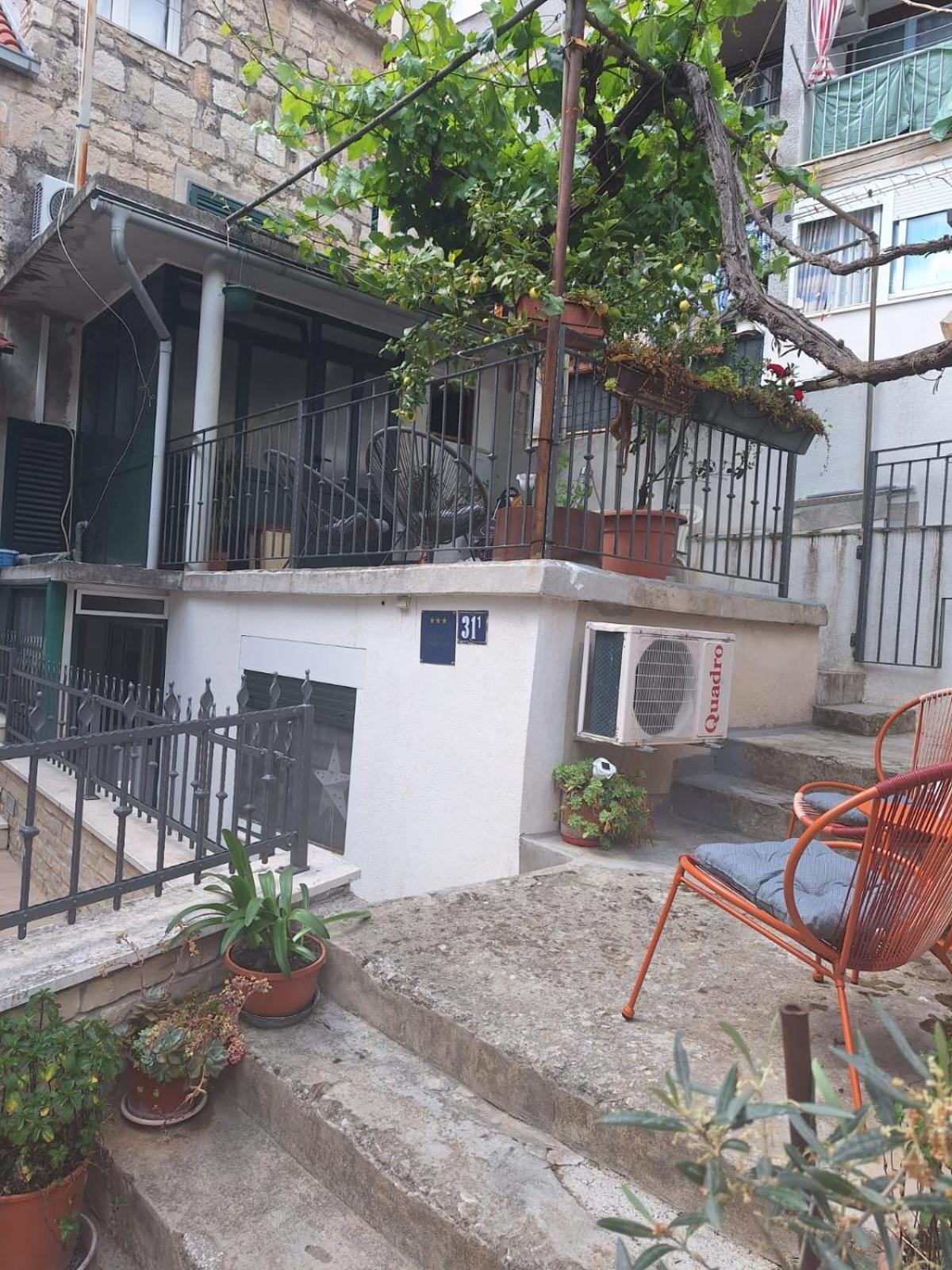 Gago Apartment Split