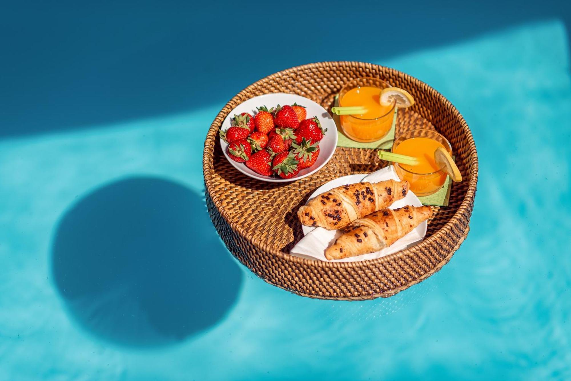 Evala Luxury With Pool And Garden Bed & Breakfast