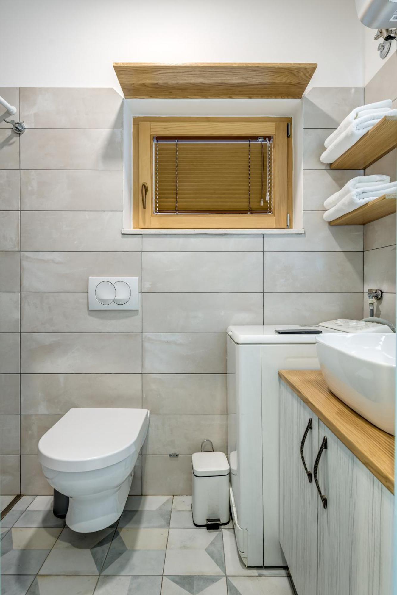 Lady Apartment Split