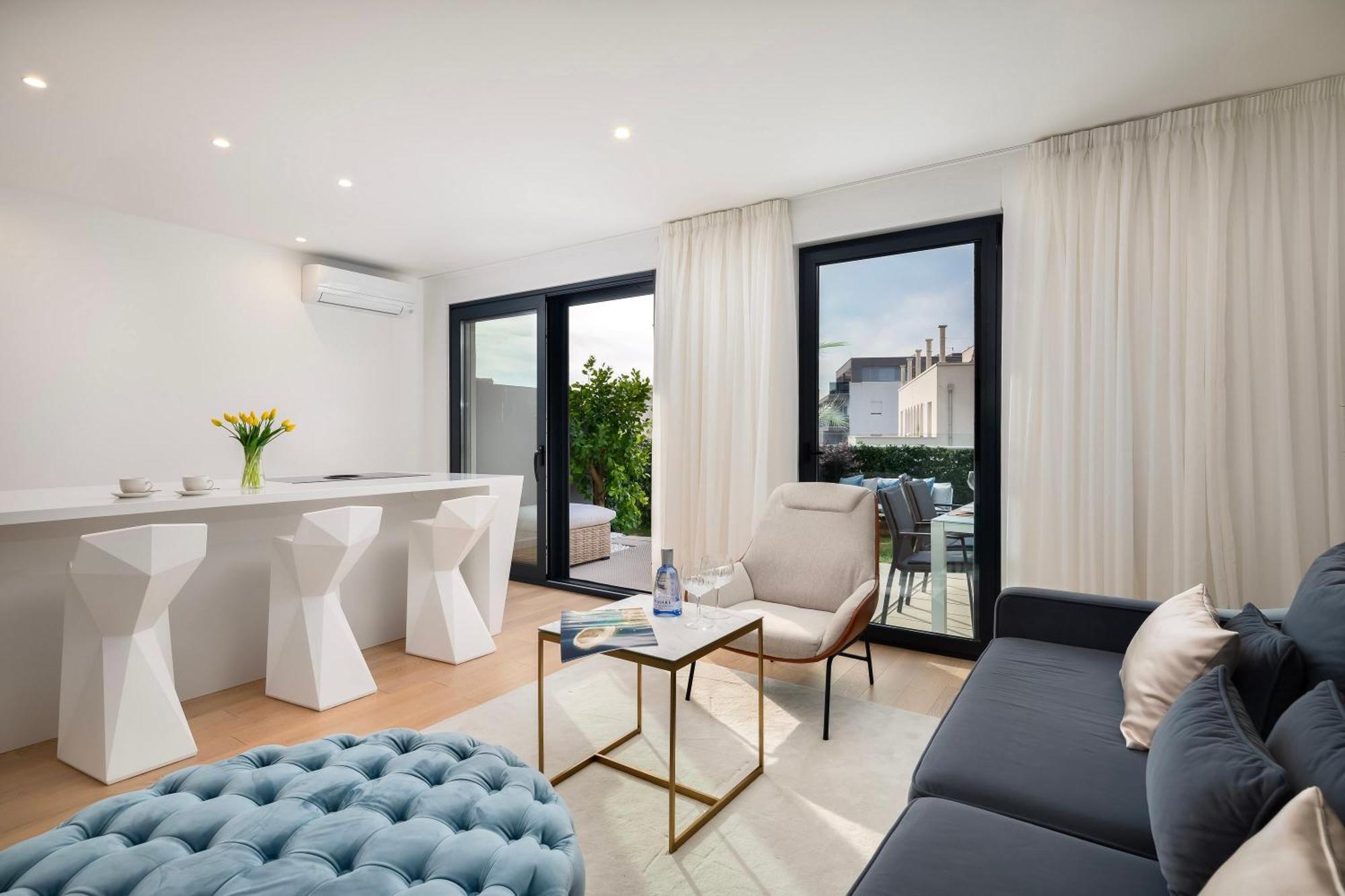 Villa Enjoyer - Seafront With Private Heated Pool