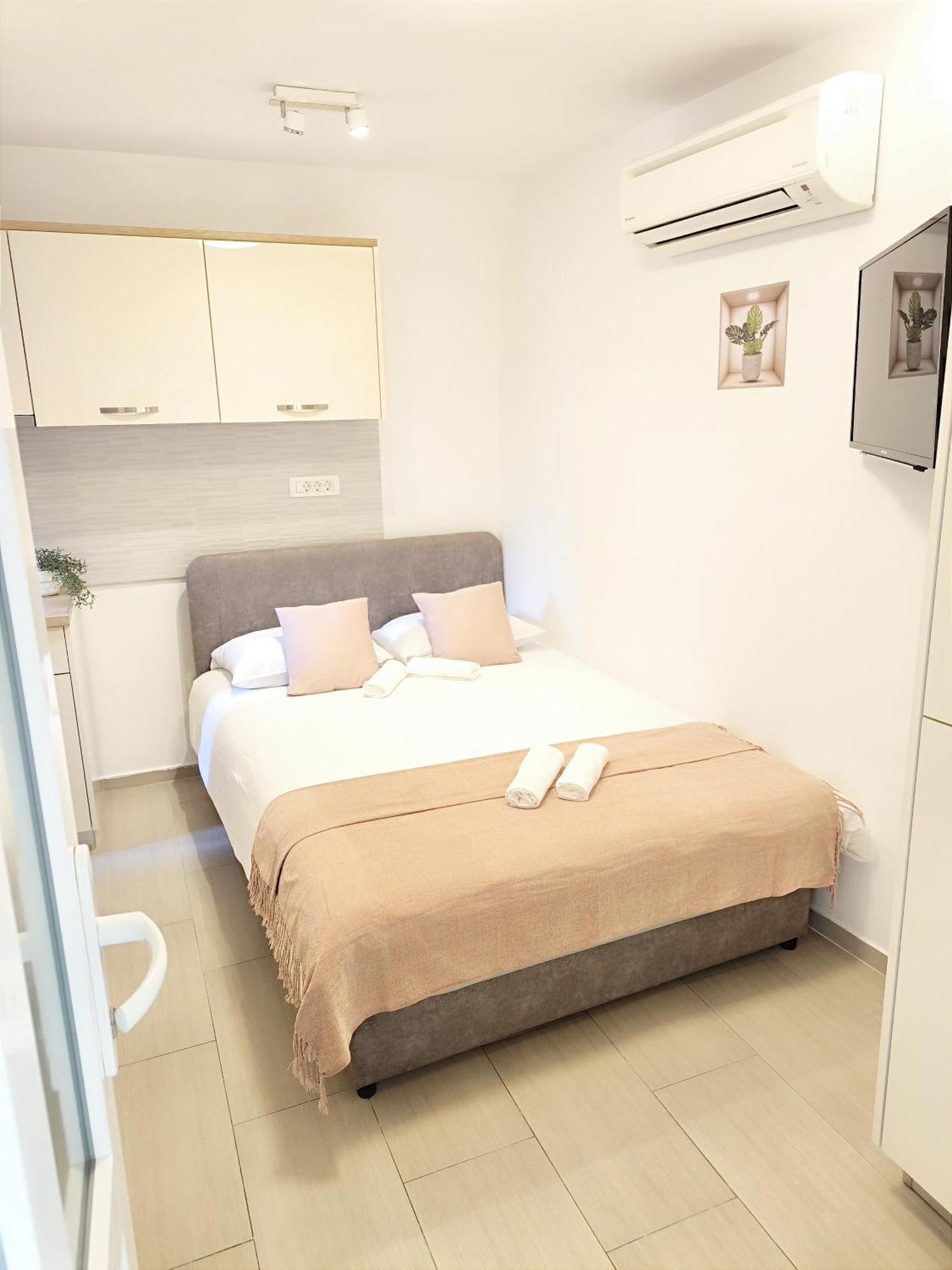 Studio & Niko Apartment