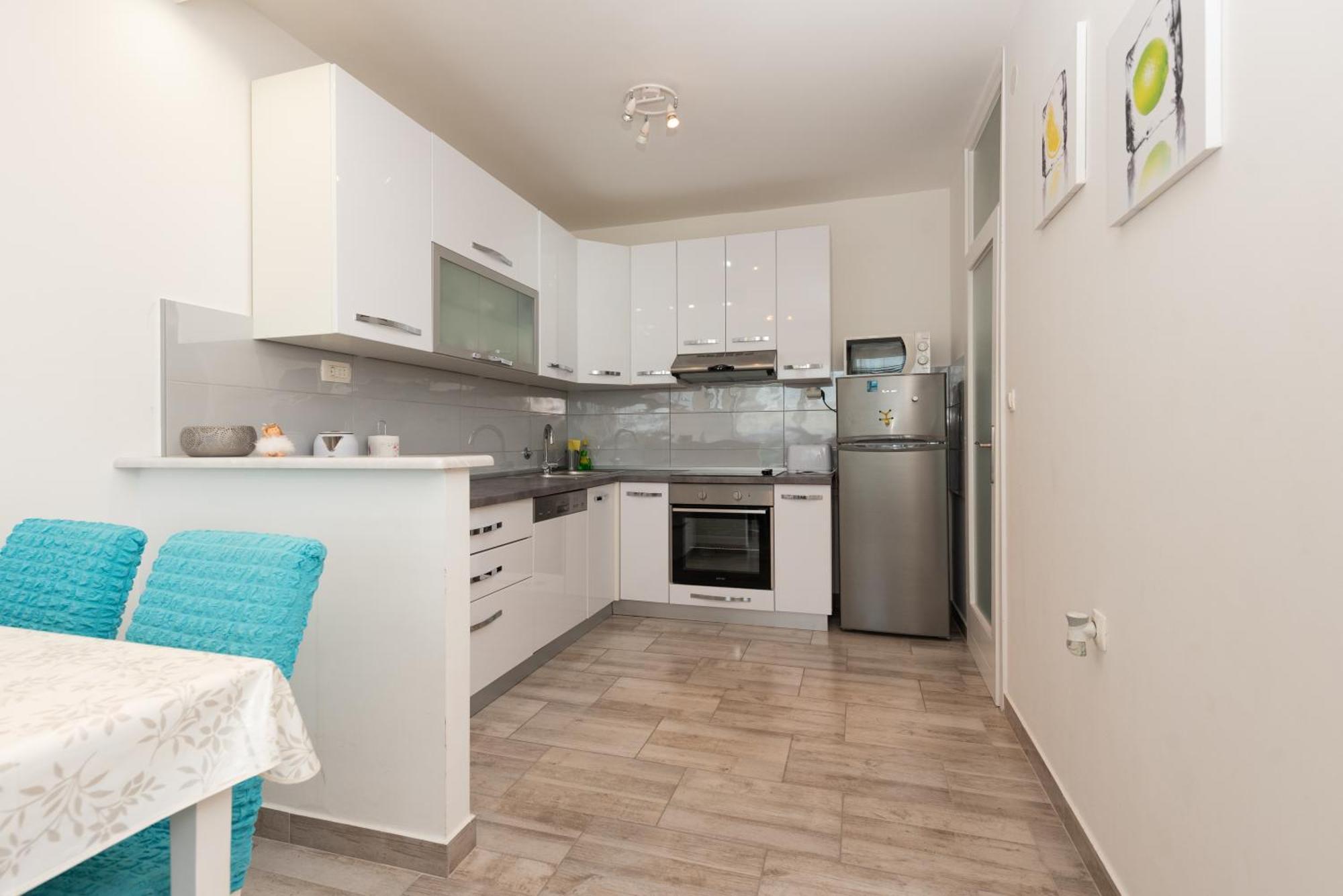 Happy Apartment Split