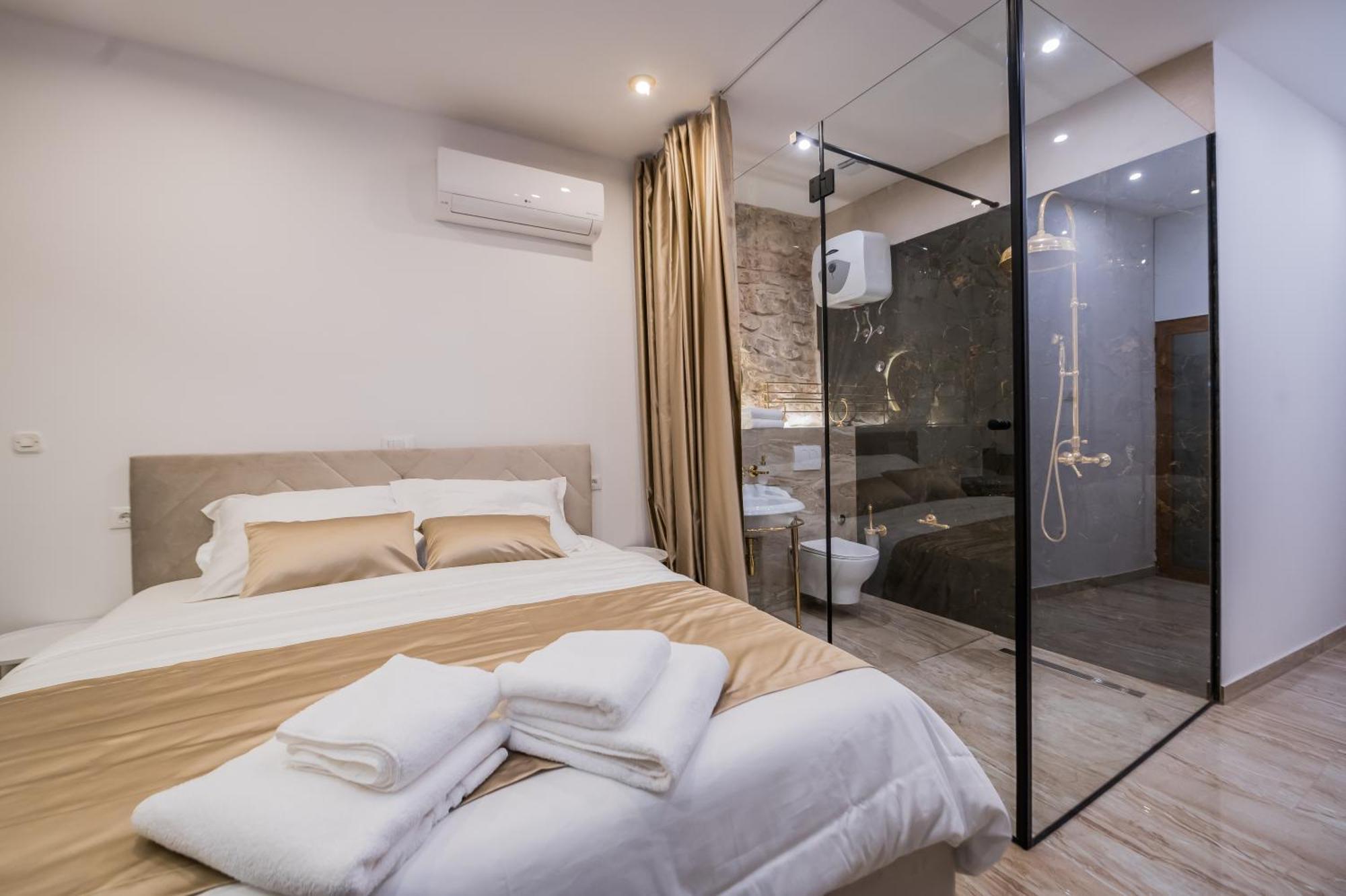 Emperor's Luxury - Unique Unesco Site Split