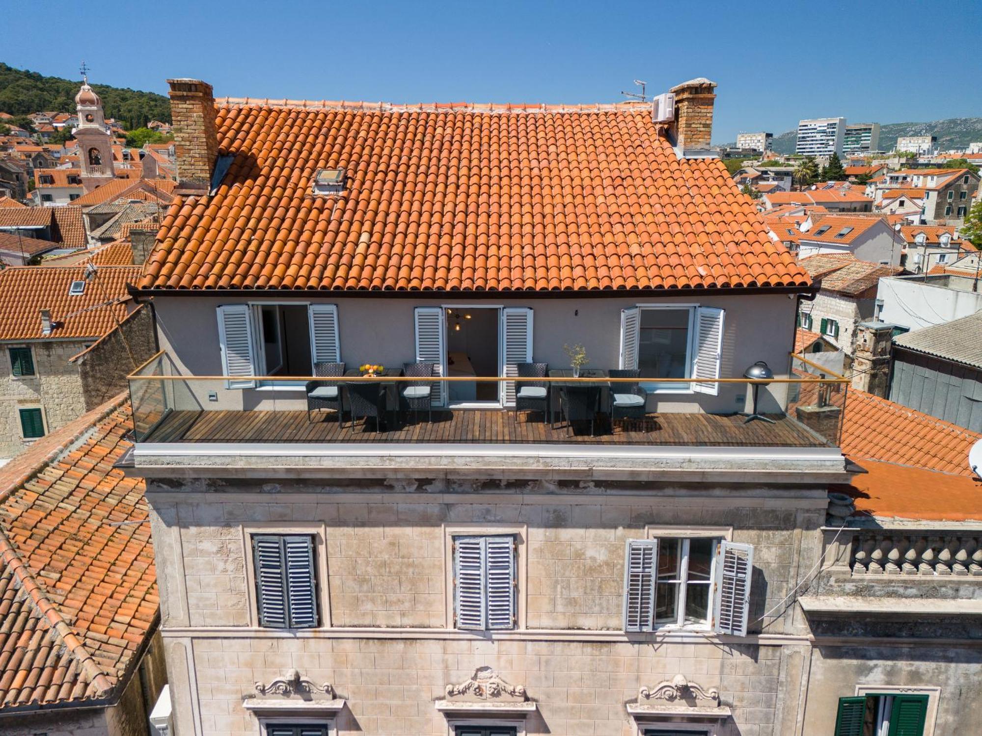Luxury In The Center Of Apartment Split