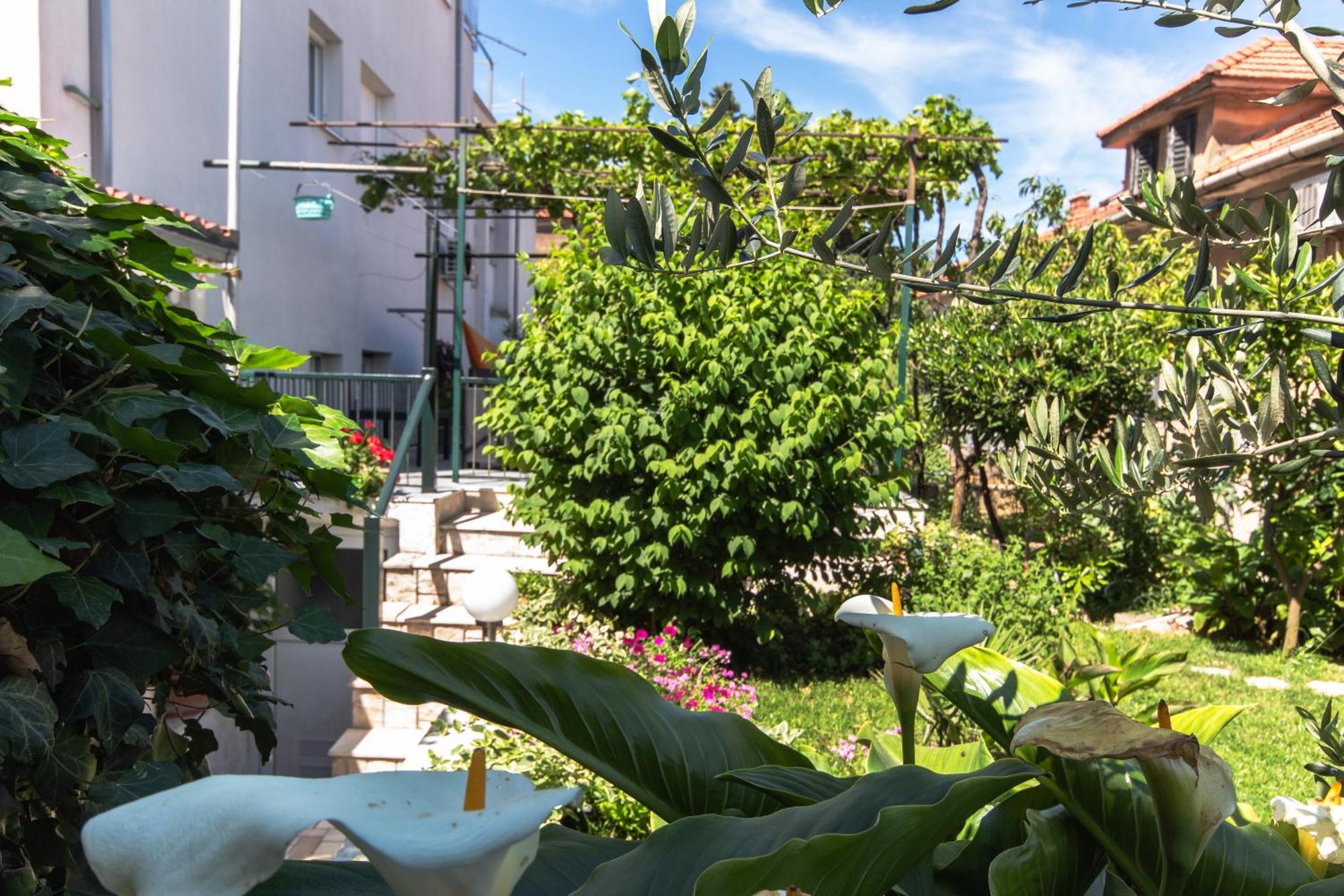 Marjan Hill 3-br Apt,5 Guests Private Garden Near Apartment *
