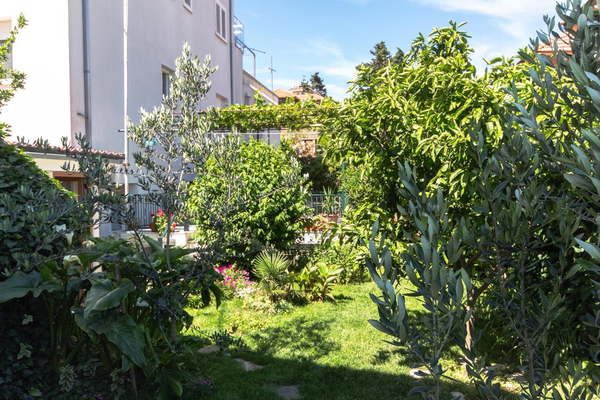 Marjan Hill 3-br Apt,5 Guests Private Garden Near *