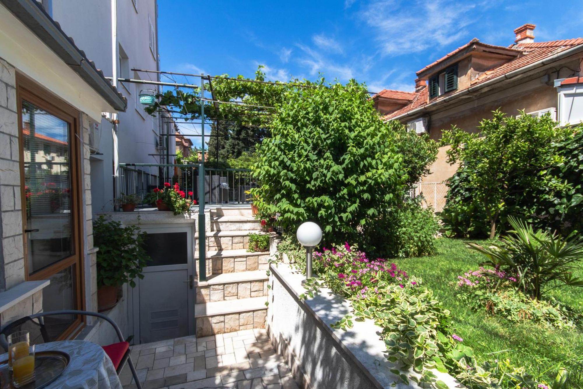 Marjan Hill 3-br Apt,5 Guests Private Garden Near