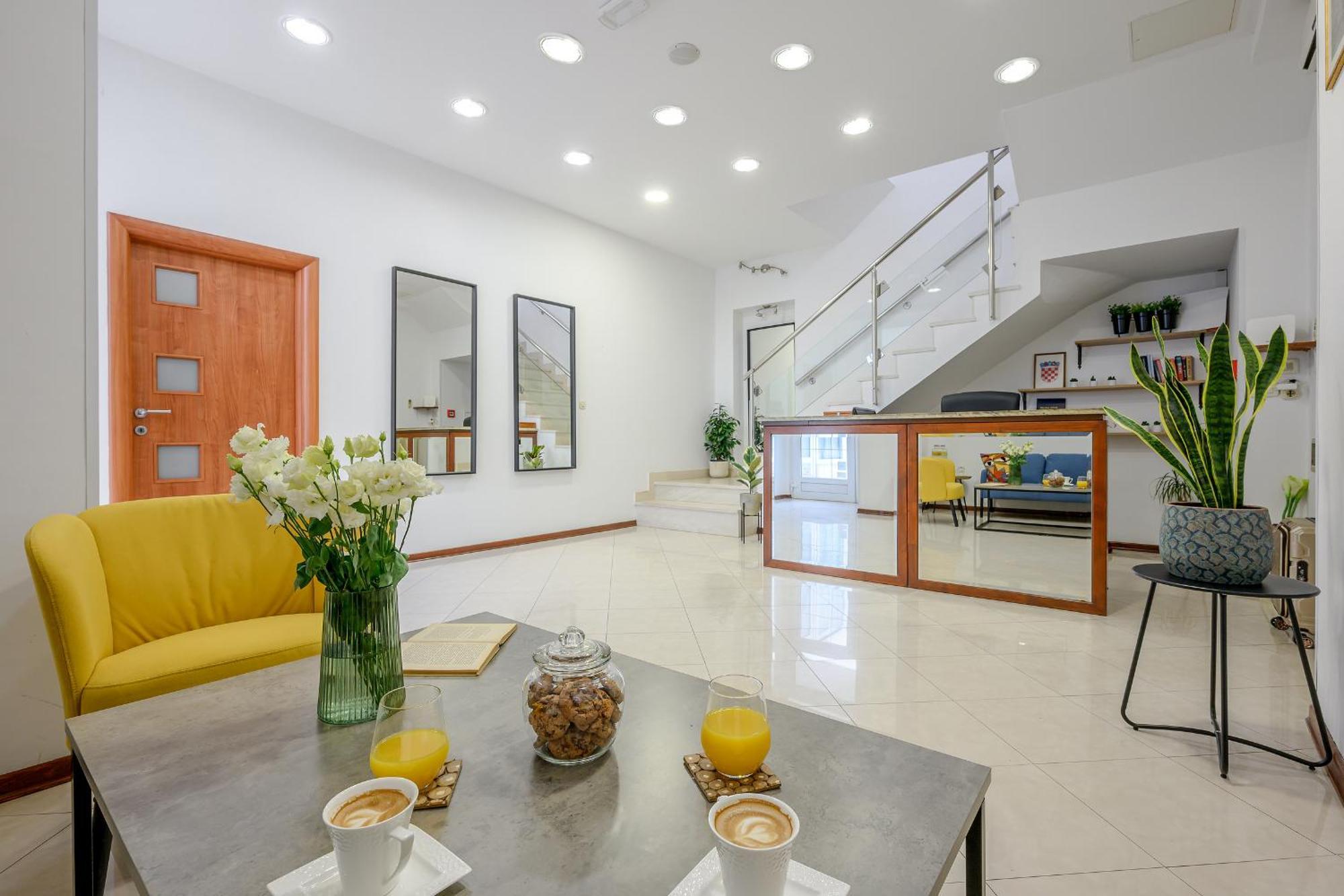 Yellow House With Private Parking Guest house