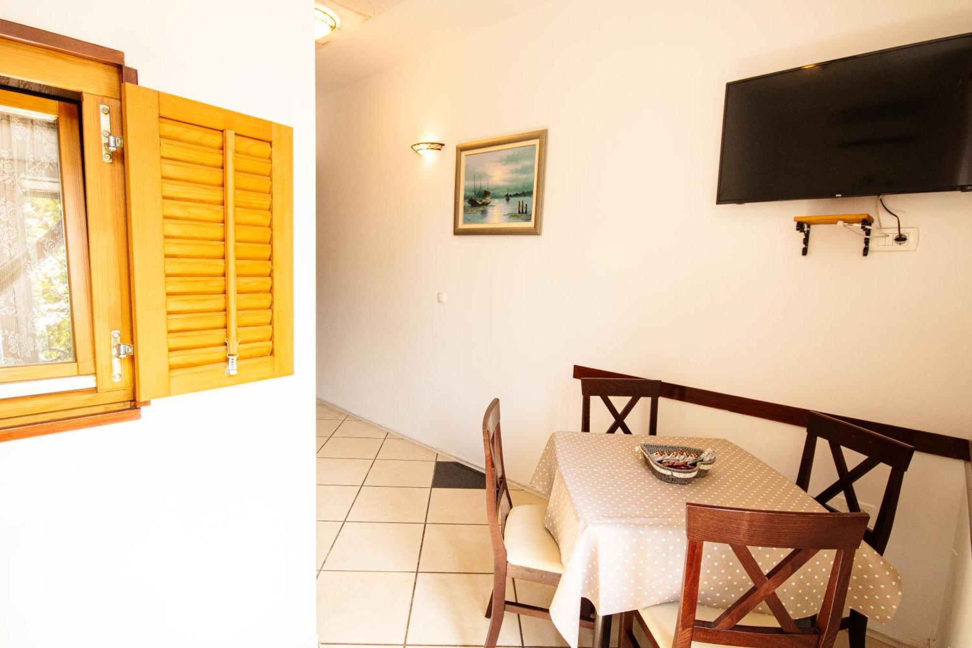 Tres Jolie Near Theatre & Apartman