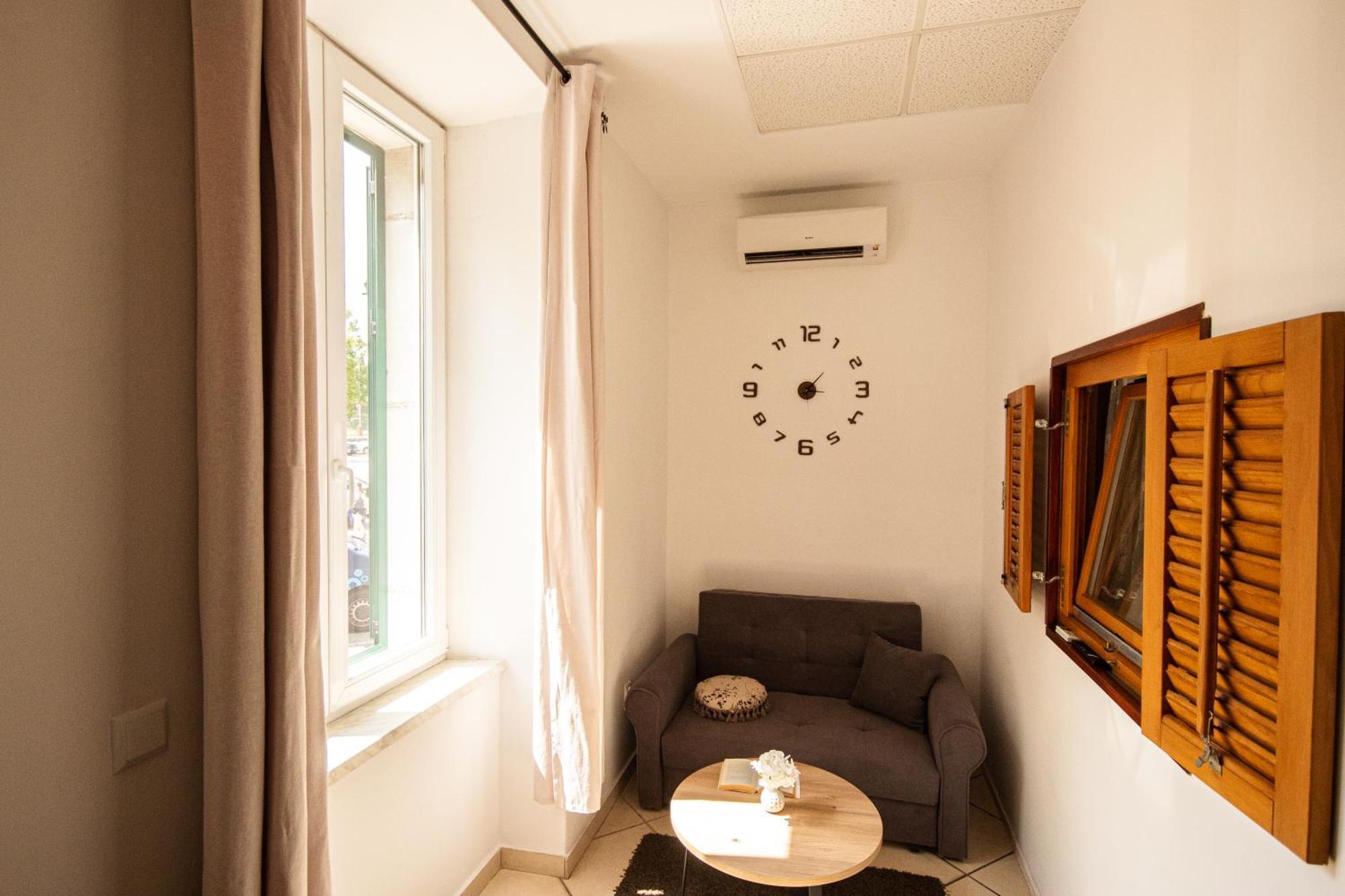 Tres Jolie Near Theatre & Apartman *