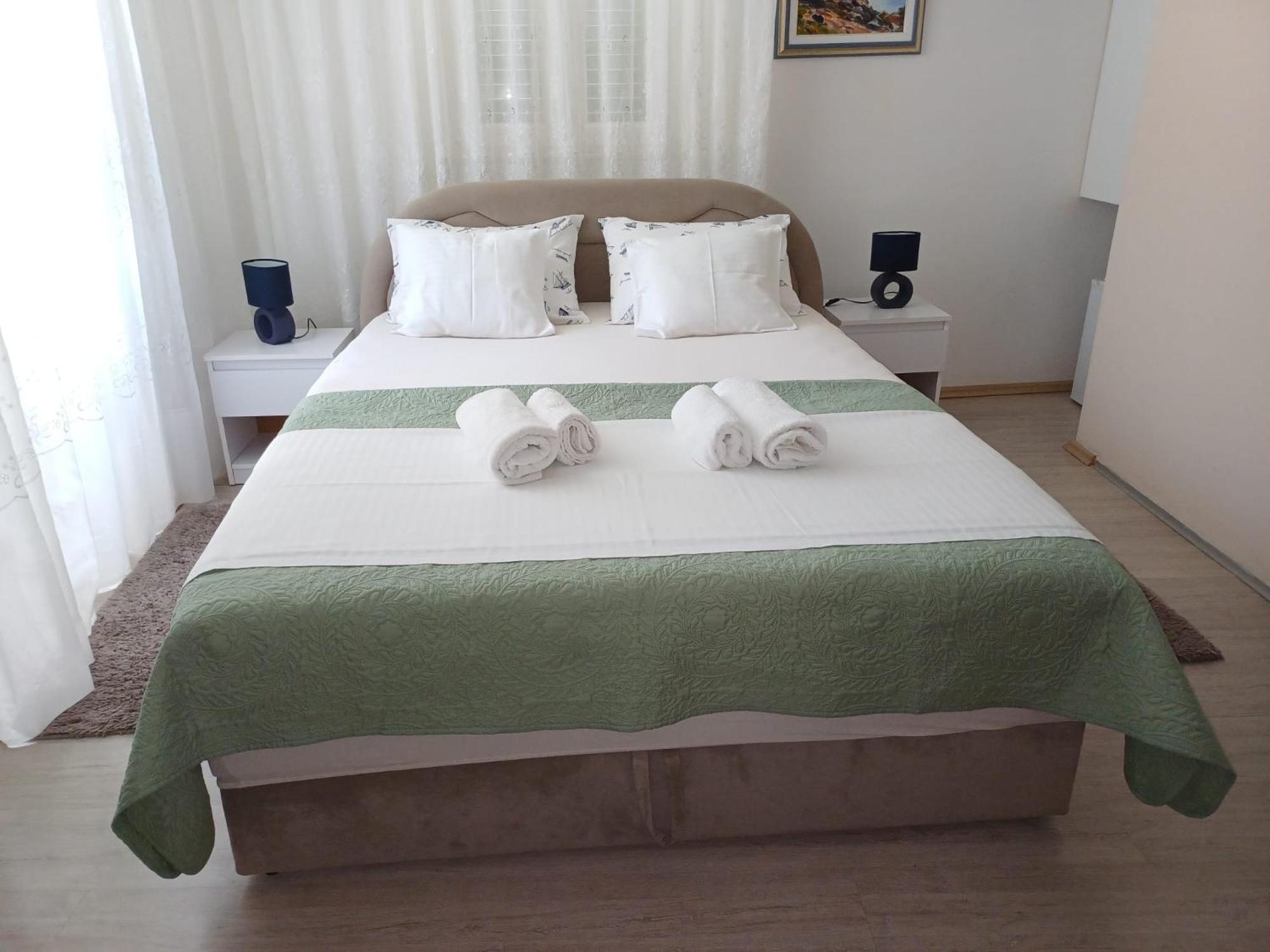 Private In The Center Of * Split