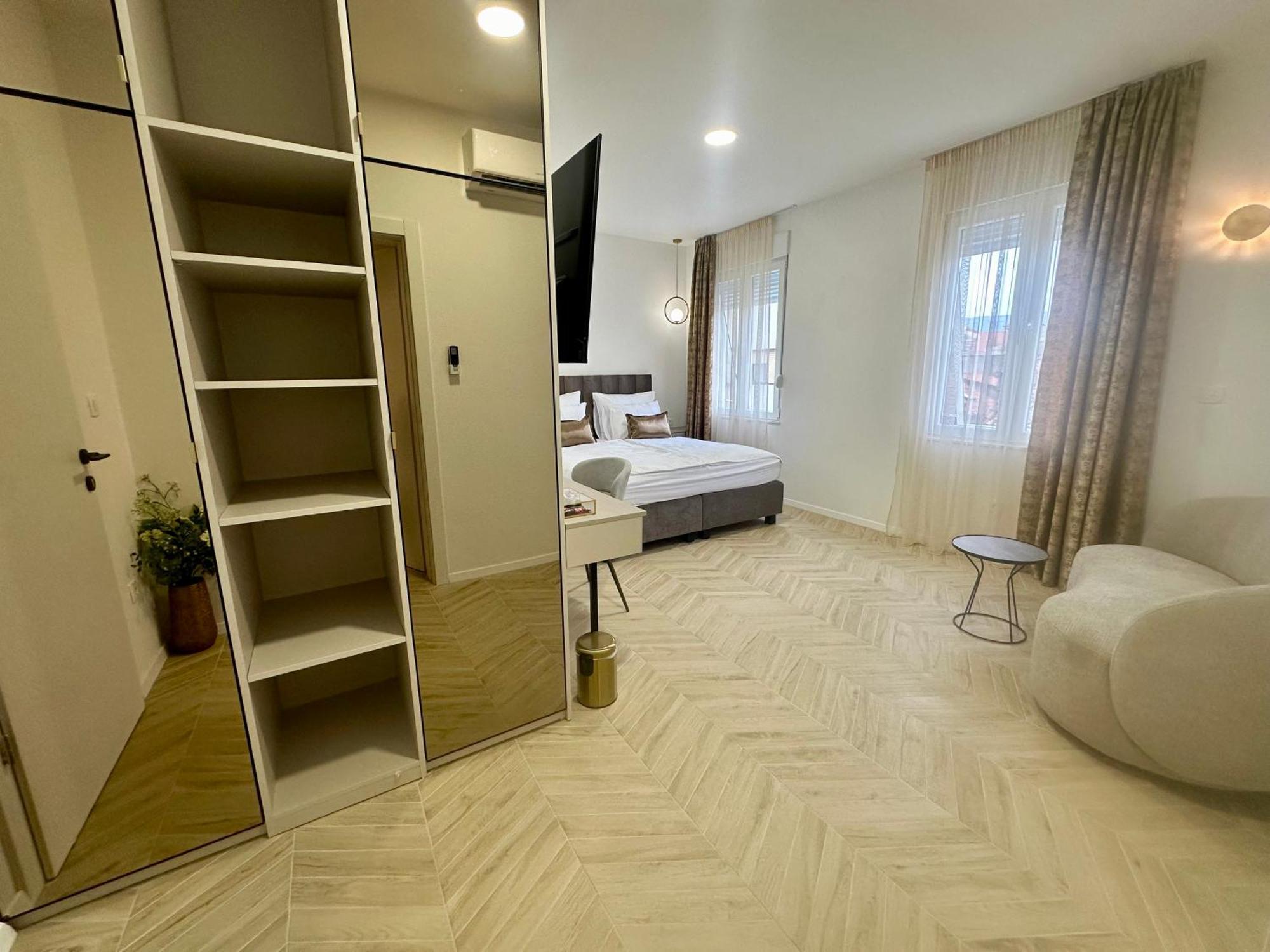 Mariani Luxury In Center Split